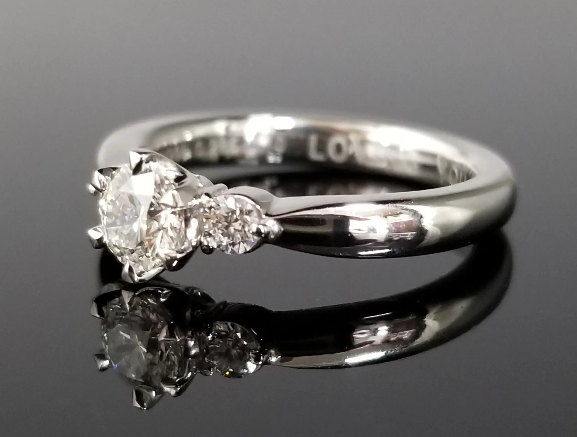 サイドのメレダイヤモンドも美しく輝く繊細なデザイン | 結婚・婚約