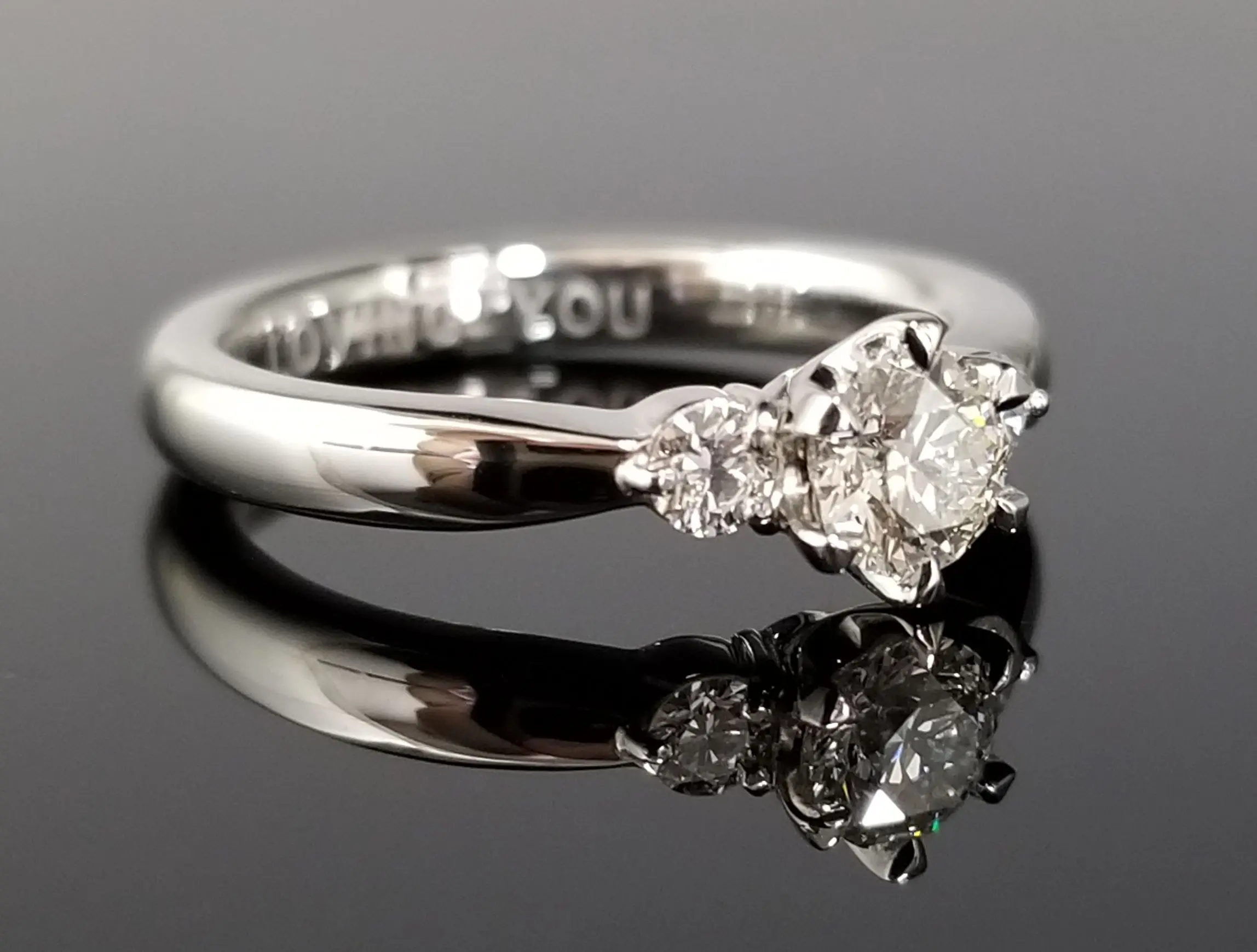 サイドのメレダイヤモンドも美しく輝く繊細なデザイン | 結婚