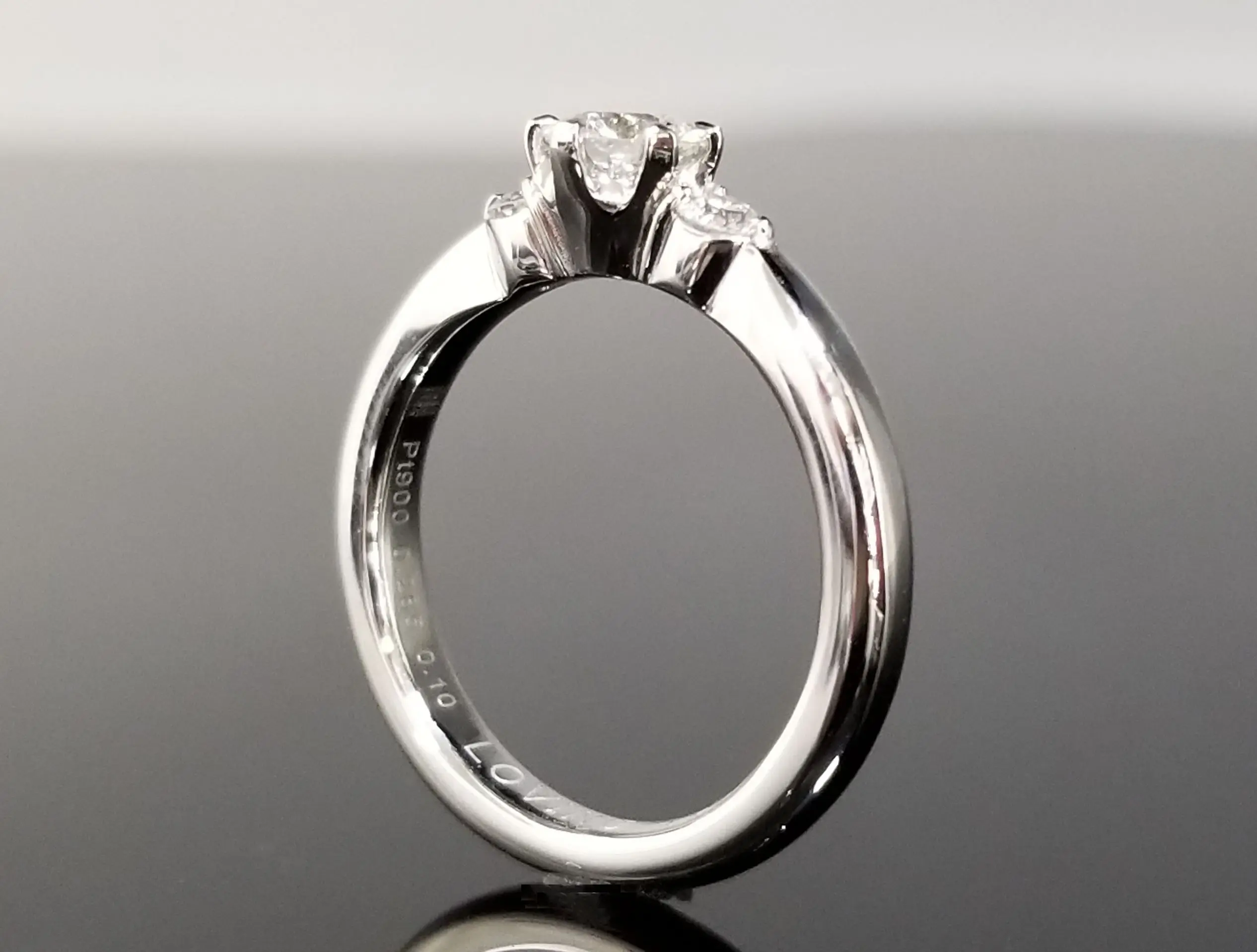 サイドのメレダイヤモンドも美しく輝く繊細なデザイン | 結婚