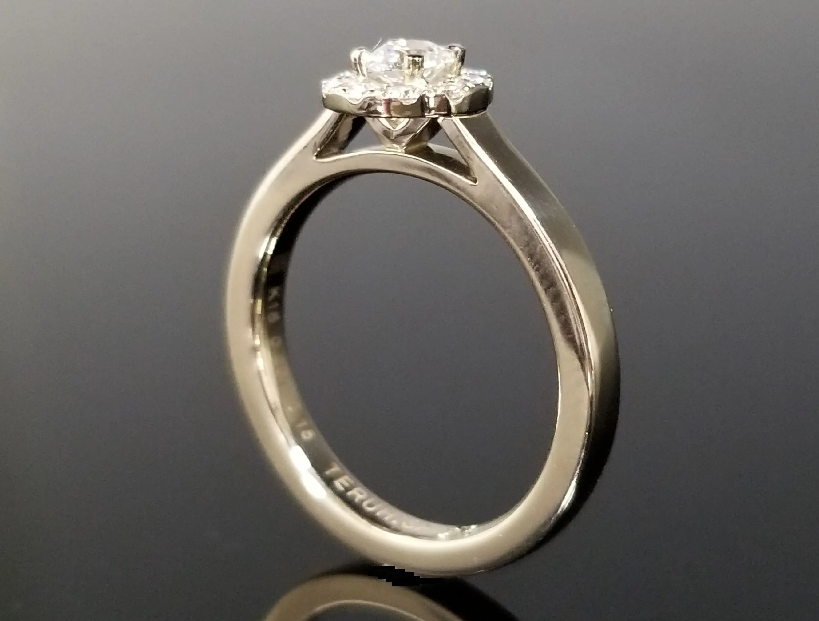 ダイヤ同士で輝きあう、華やかなリング | 結婚・婚約指輪の