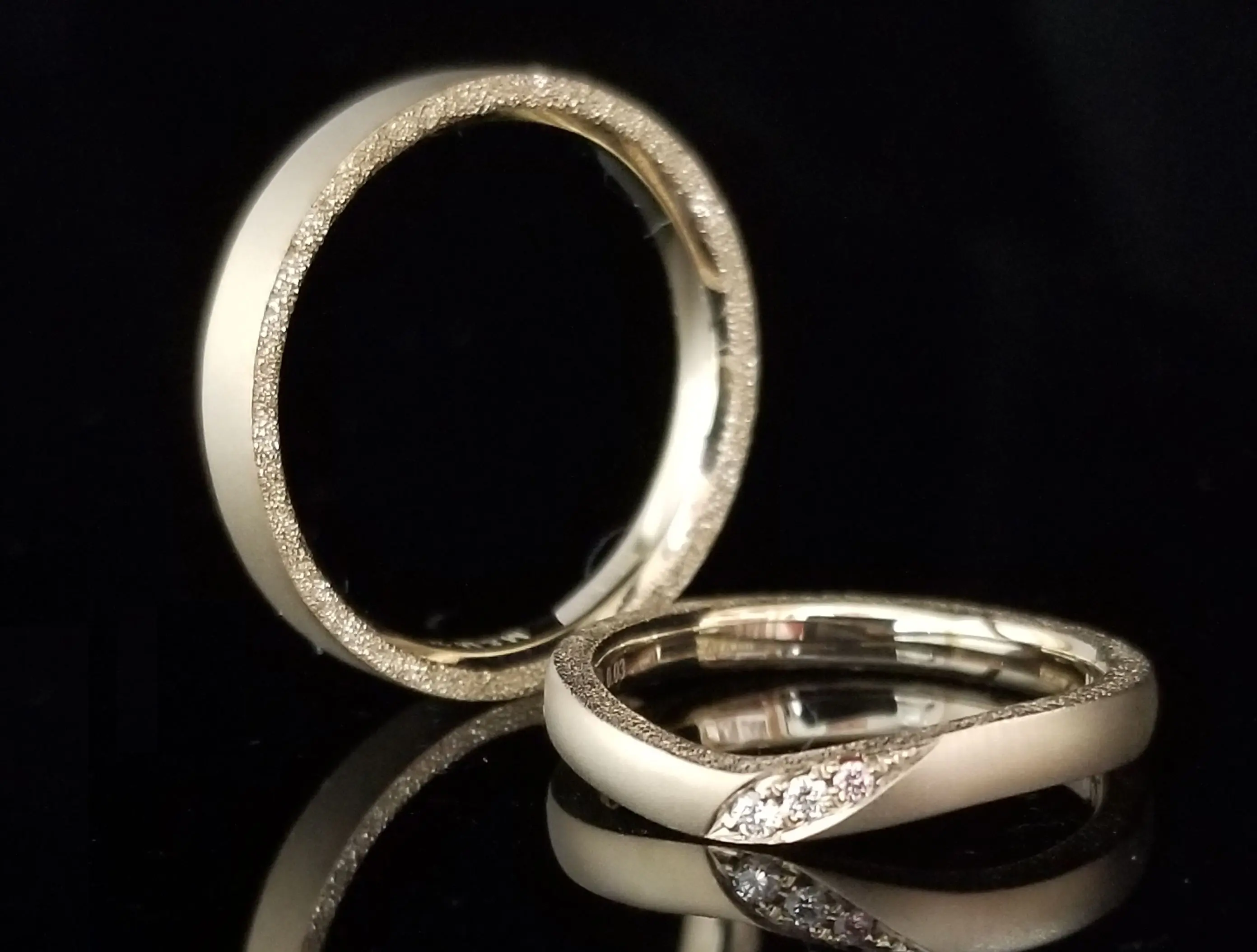 さりげなく輝くスターダストとピンクダイヤ | 結婚・婚約指輪の