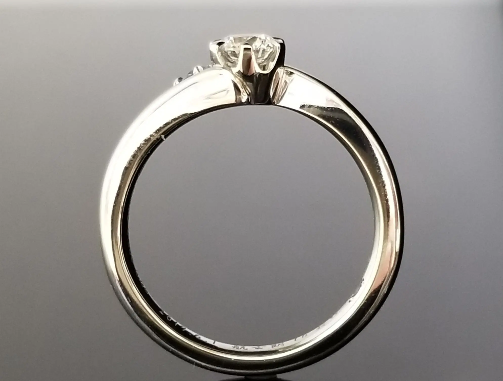 爽やかなブルーダイヤを使用したご婚約指輪 | 結婚・婚約指輪の