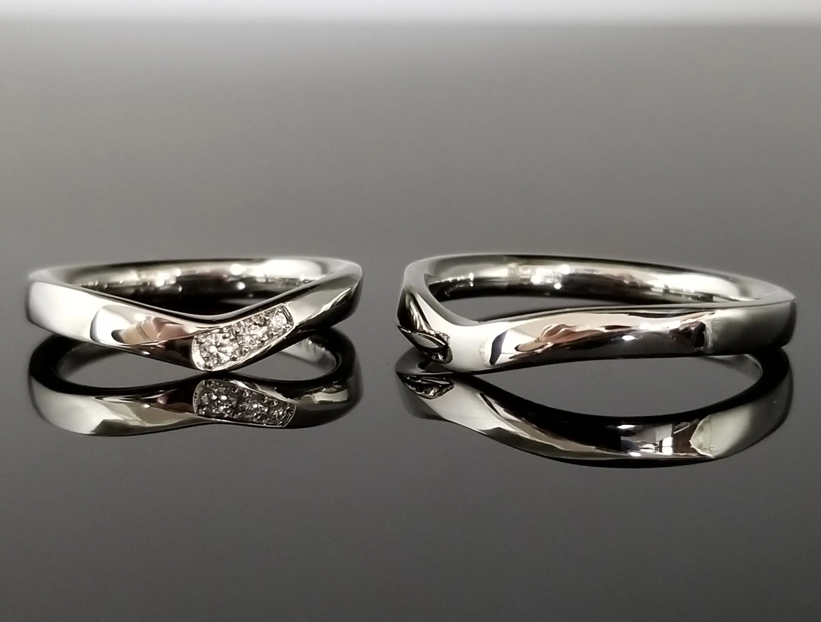 指を美しく見せてくれるV字の指輪 | 結婚・婚約指輪のオーダーメイドは