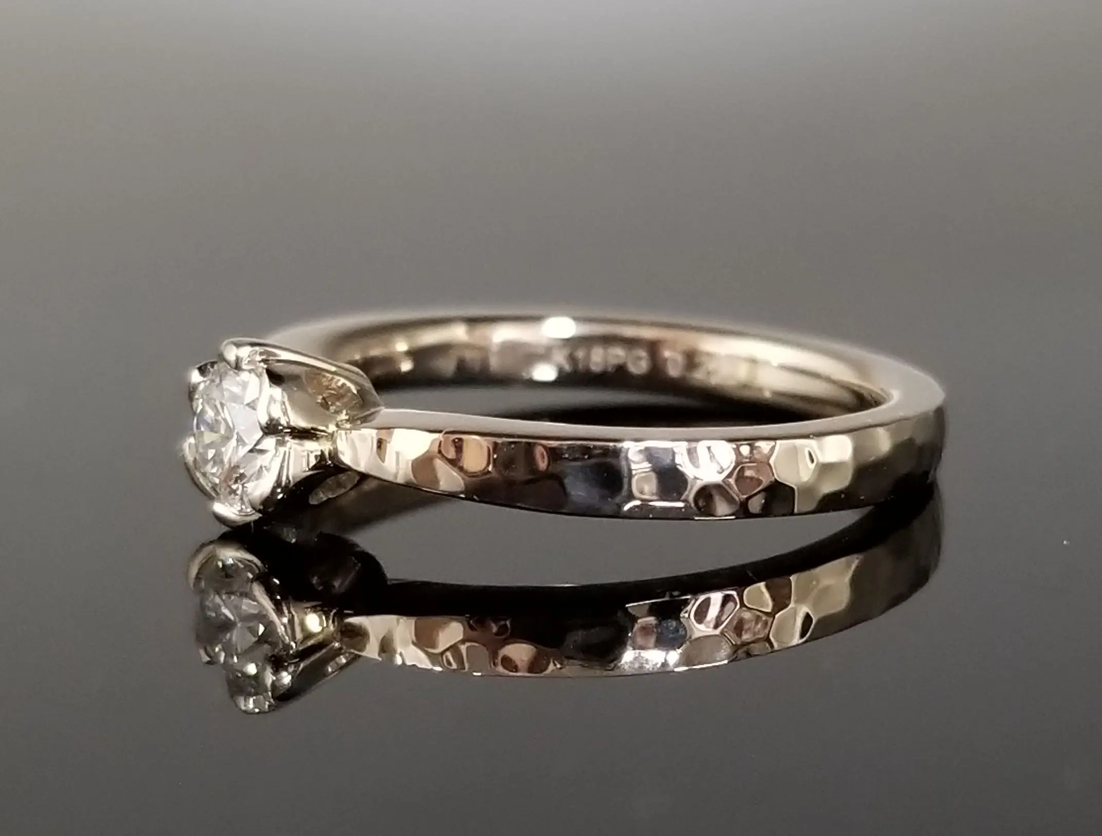 職人が丁寧に手掛けます鍛造エンゲージリング | 結婚・婚約指輪