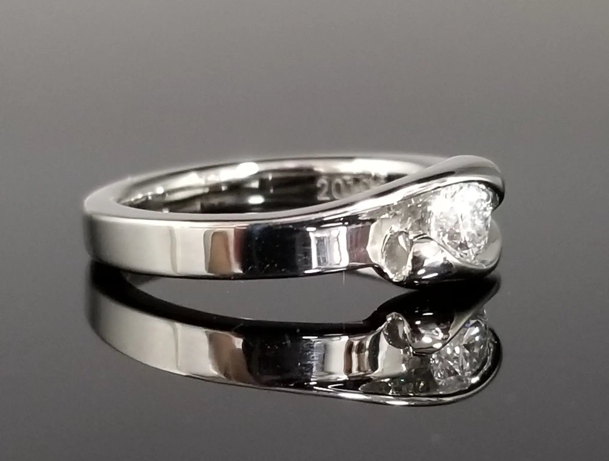 ダイヤモンドを包み込むように折り込みました | 結婚・婚約指輪