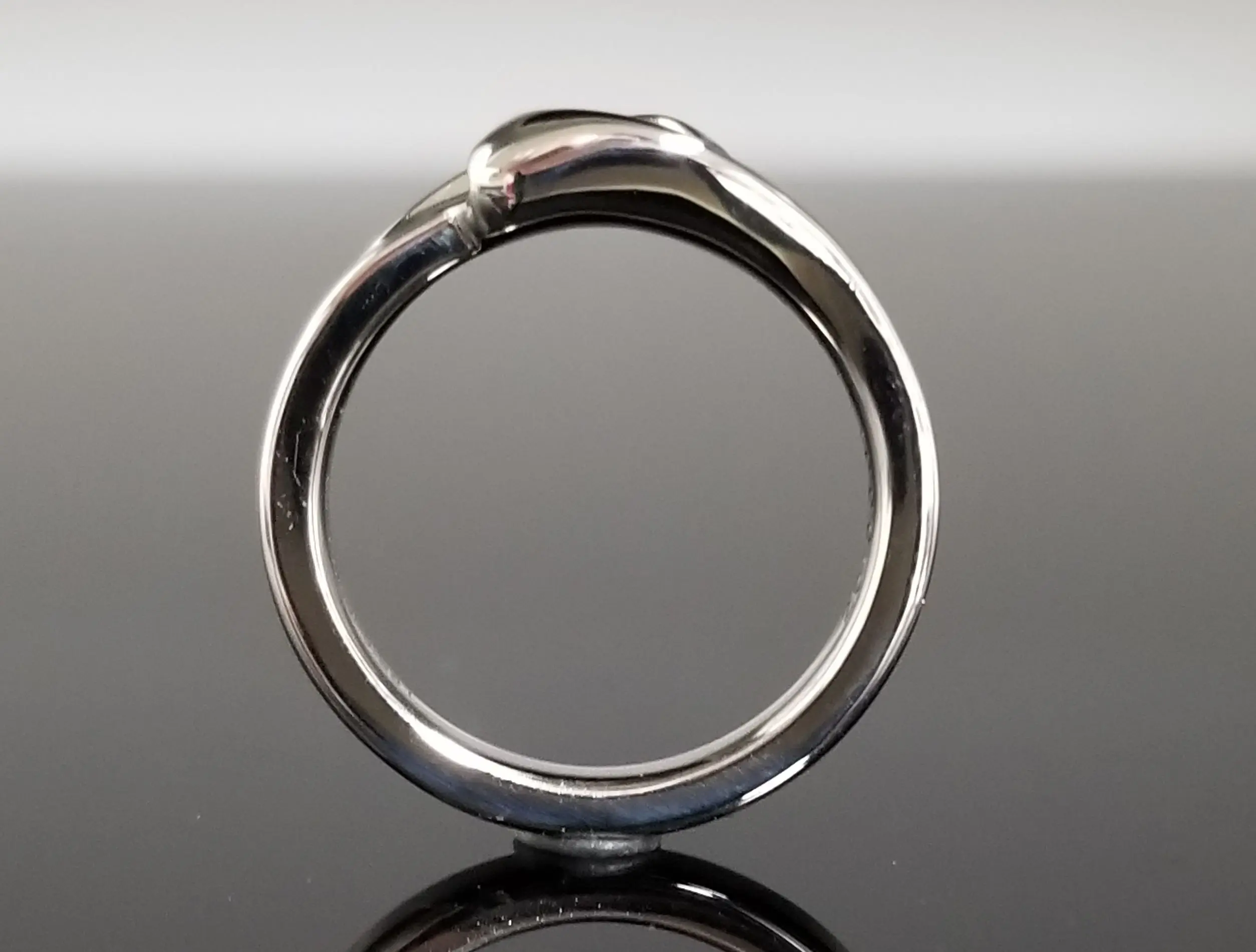 ダイヤモンドを包み込むように折り込みました | 結婚・婚約指輪の