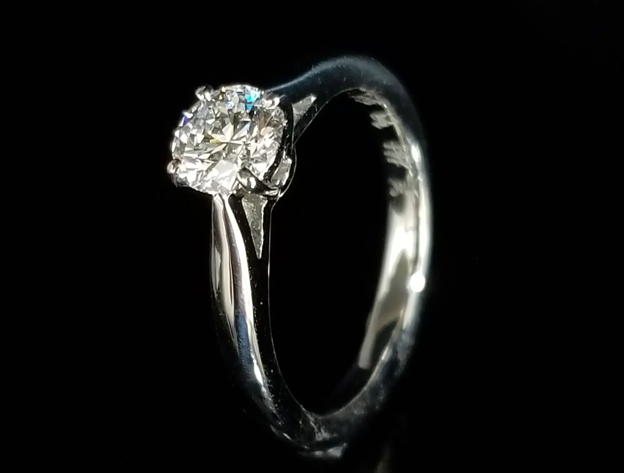 14k 指輪　両サイドダイヤモンド 両サイドのダイヤモンドがアクセントに | 結婚・婚約指輪のオーダー