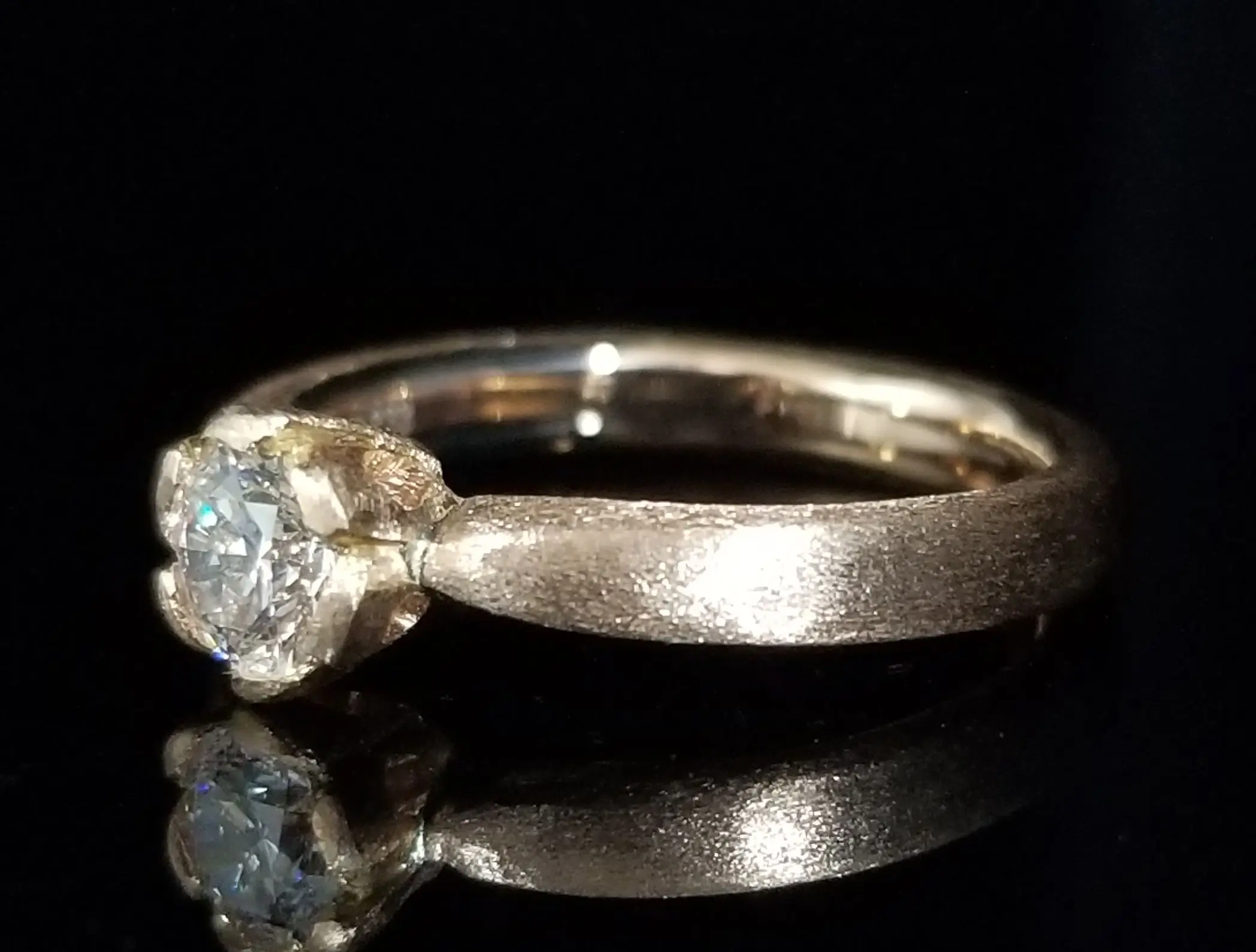 パッと花が咲いたような輝きをお手元に。 | 結婚・婚約指輪の