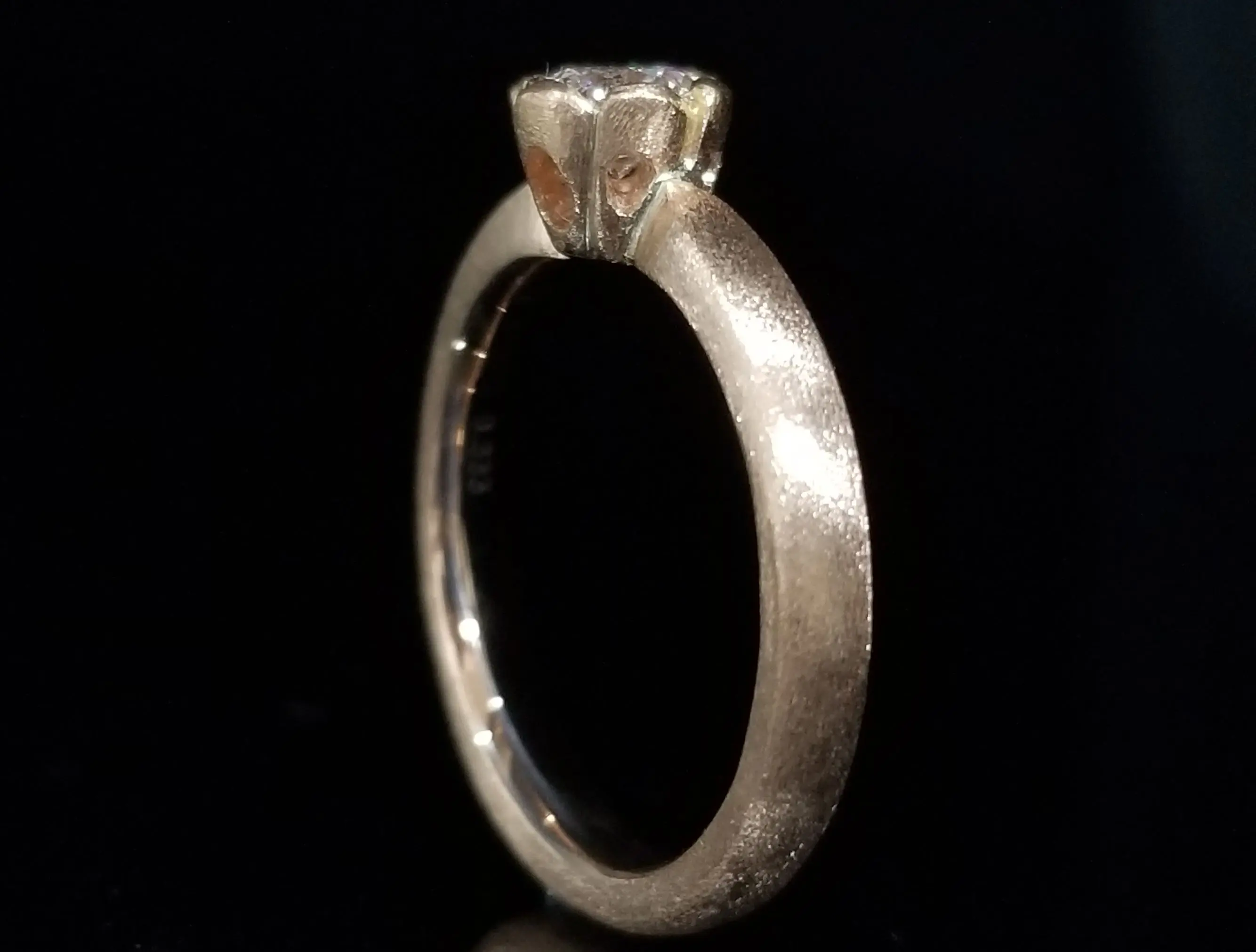 のりぞー　ダイヤステッチ 職人によるスクラッチ加工がとても素敵なアクセントに。 | 結婚