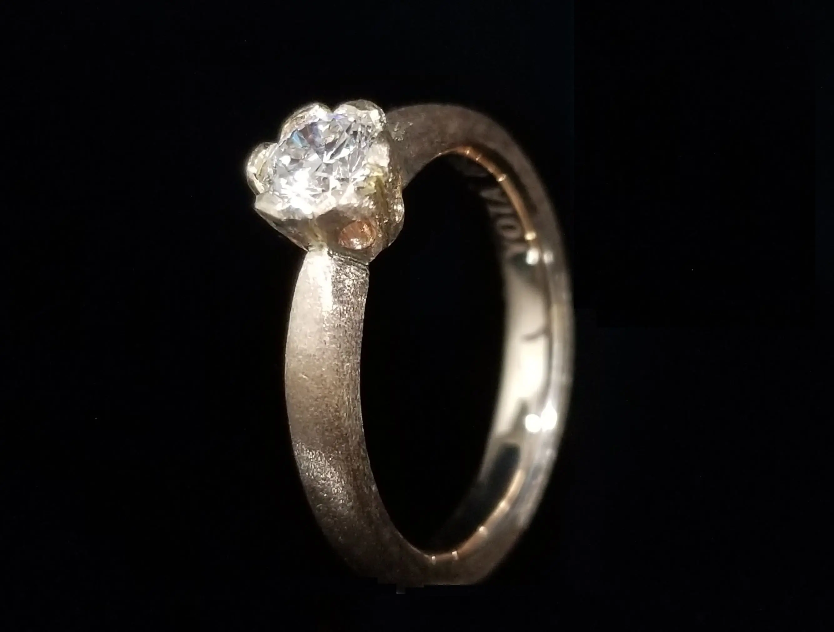 のりぞー　ダイヤステッチ エッジでメリハリもしっかりとつけたデザインに。 | 結婚・婚約