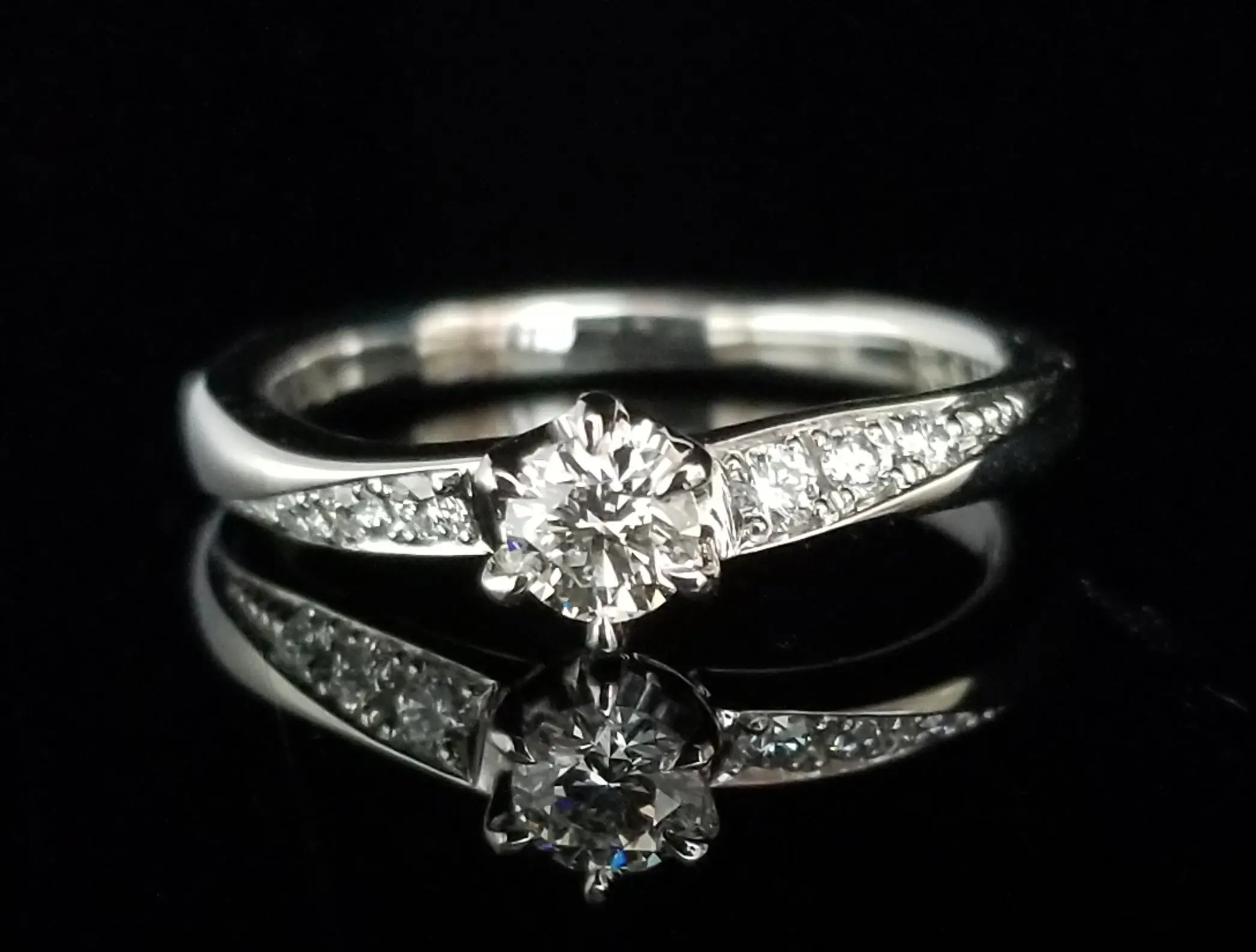S字ウェーブ形状の華やかなご婚約指輪 | 結婚・婚約指輪の