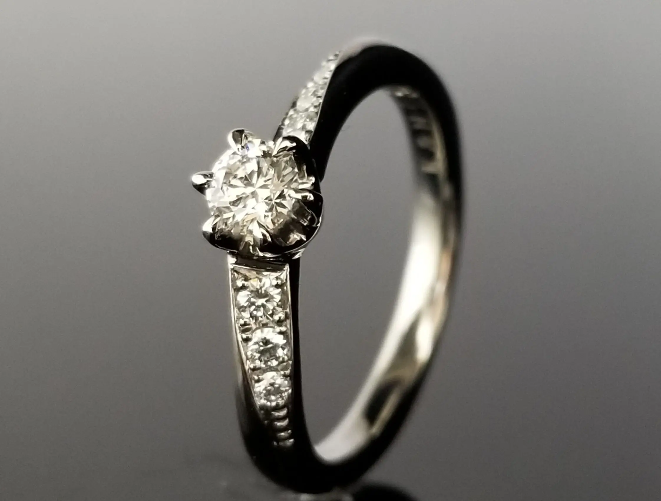 S字ウェーブ形状の華やかなご婚約指輪 | 結婚・婚約指輪の