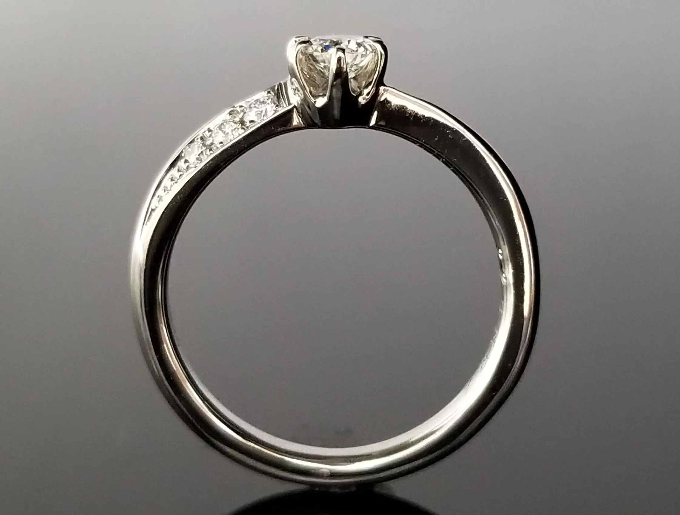 S字ウェーブ形状の華やかなご婚約指輪 | 結婚・婚約指輪の