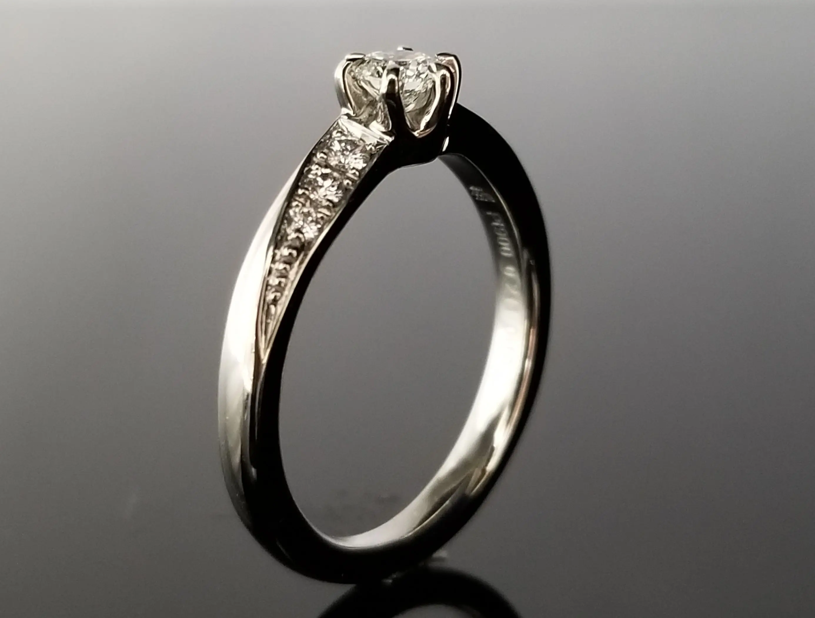 S字ウェーブ形状の華やかなご婚約指輪 | 結婚・婚約指輪の