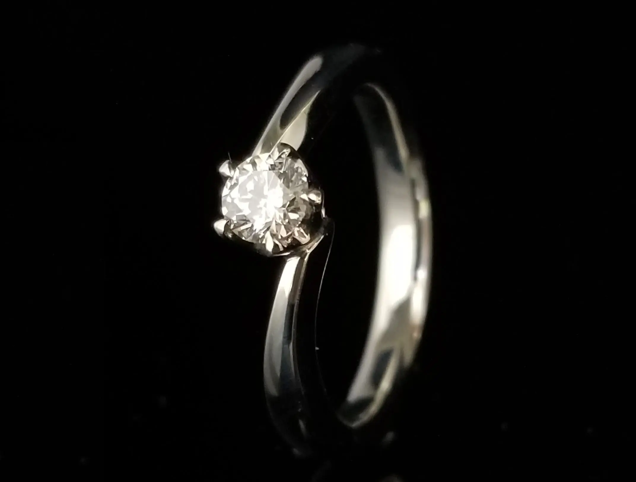 ダイヤモンドを挟み込む、柔らかなデザイン | 結婚・婚約指輪の