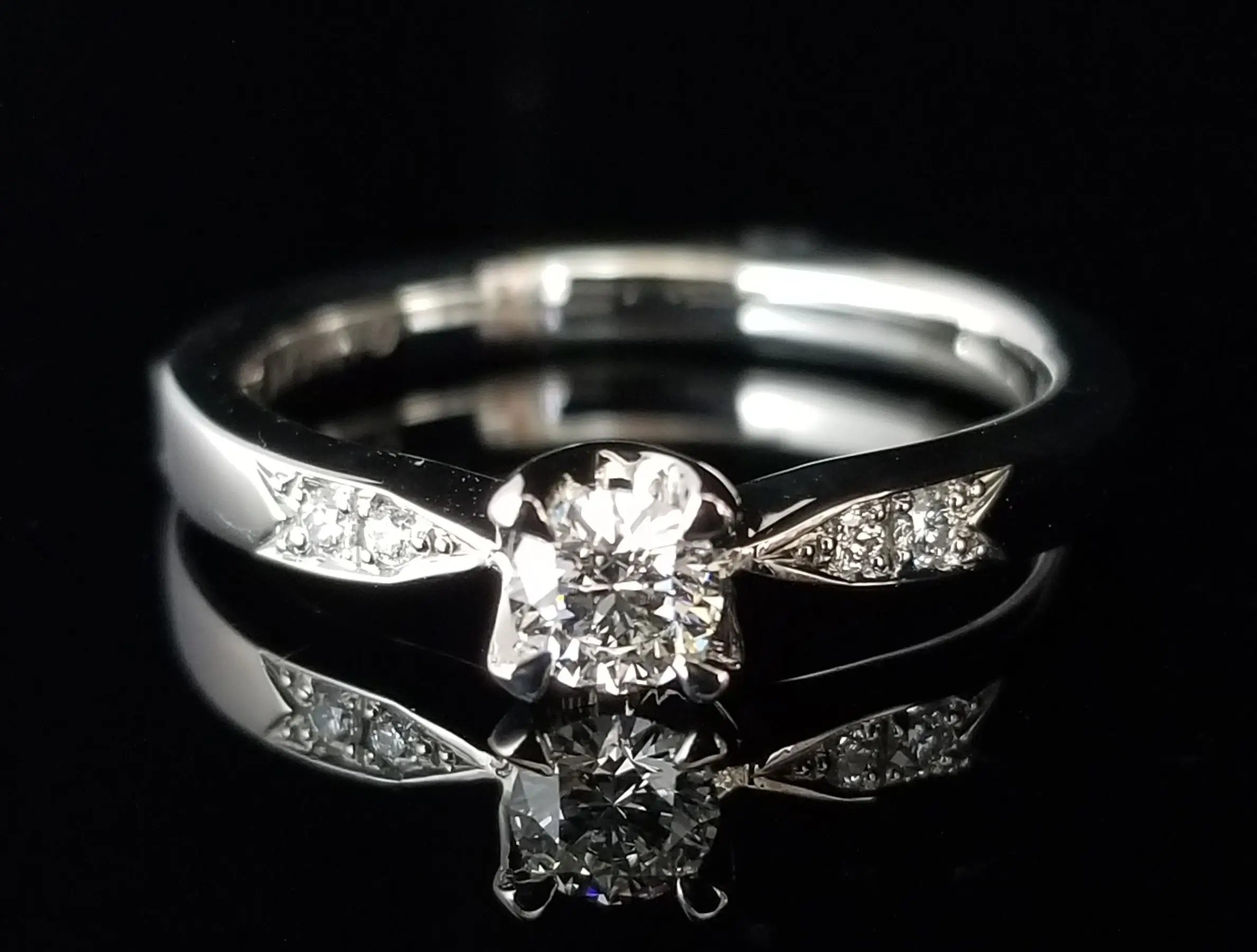 お二人の誕生石を脇石に… | 結婚・婚約指輪のオーダーメイドは