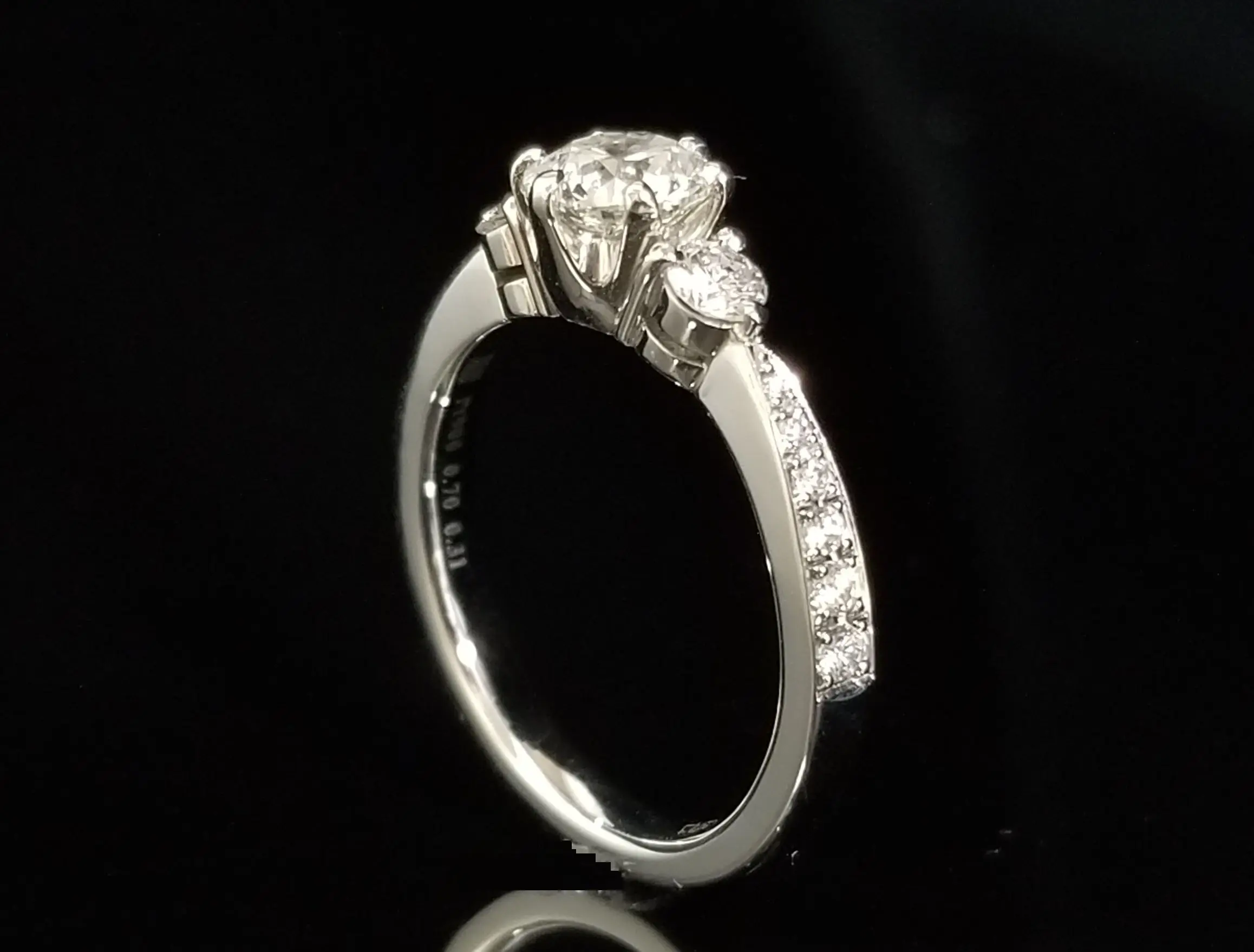 ダイヤモンドをふんだんにあしらい、華やかなご婚約指輪 | 結婚