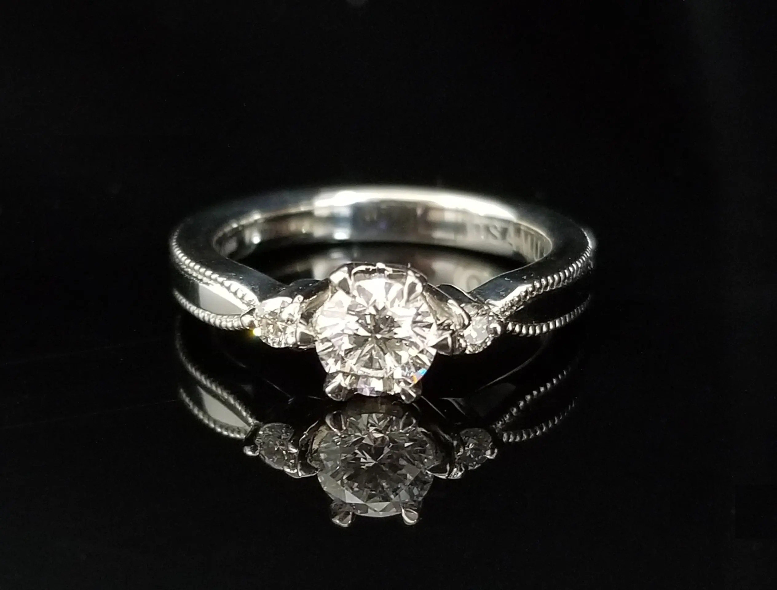 ダイヤモンドを包み込むような指輪 | 結婚・婚約指輪のオーダーメイド