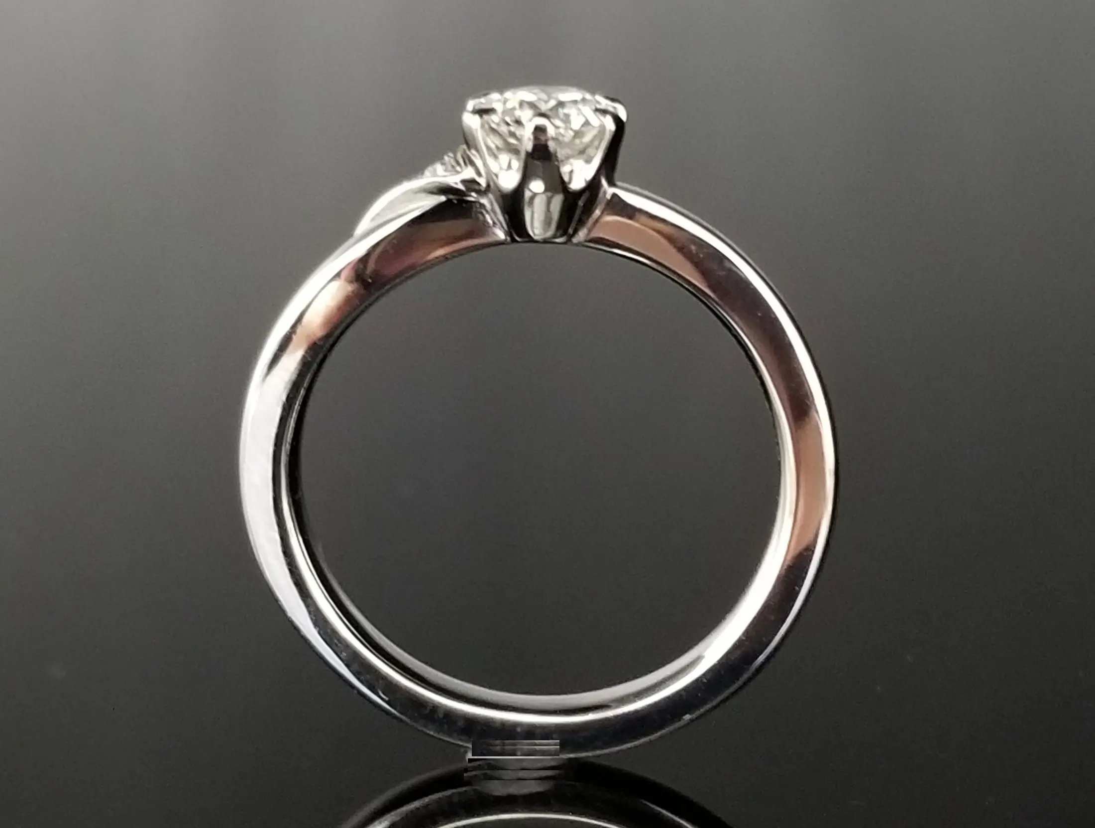 指輪の左側にはさり気なくダイヤモンドをあしらいました | 結婚
