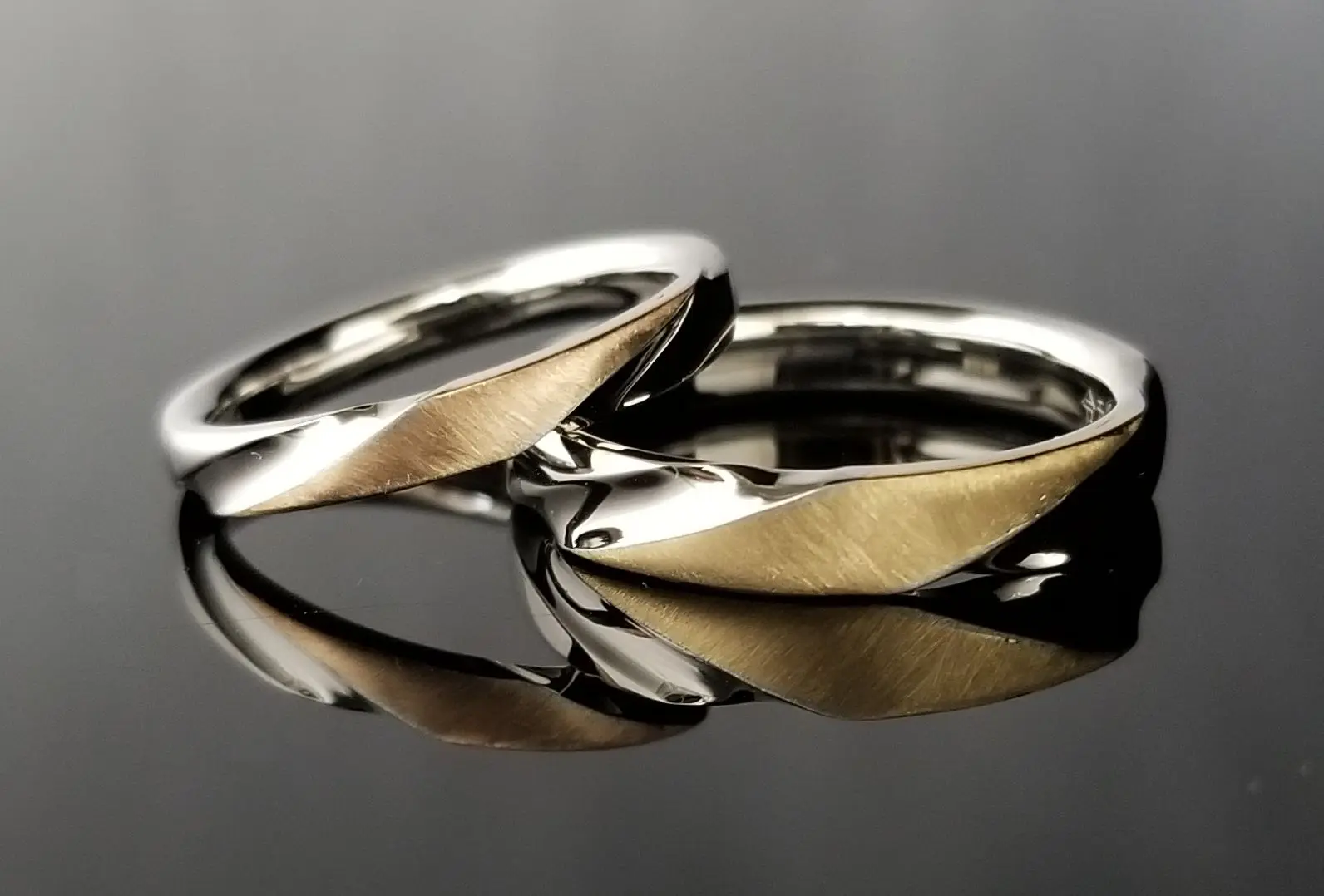 えぐり加工で金面部分を強調したマリッジリング | 結婚・婚約