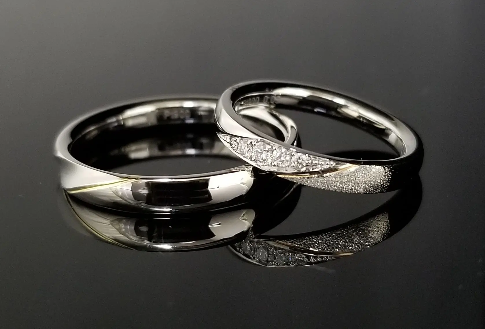 お揃いの金線でペア感を出した鍛造フルオーダーリング | 結婚