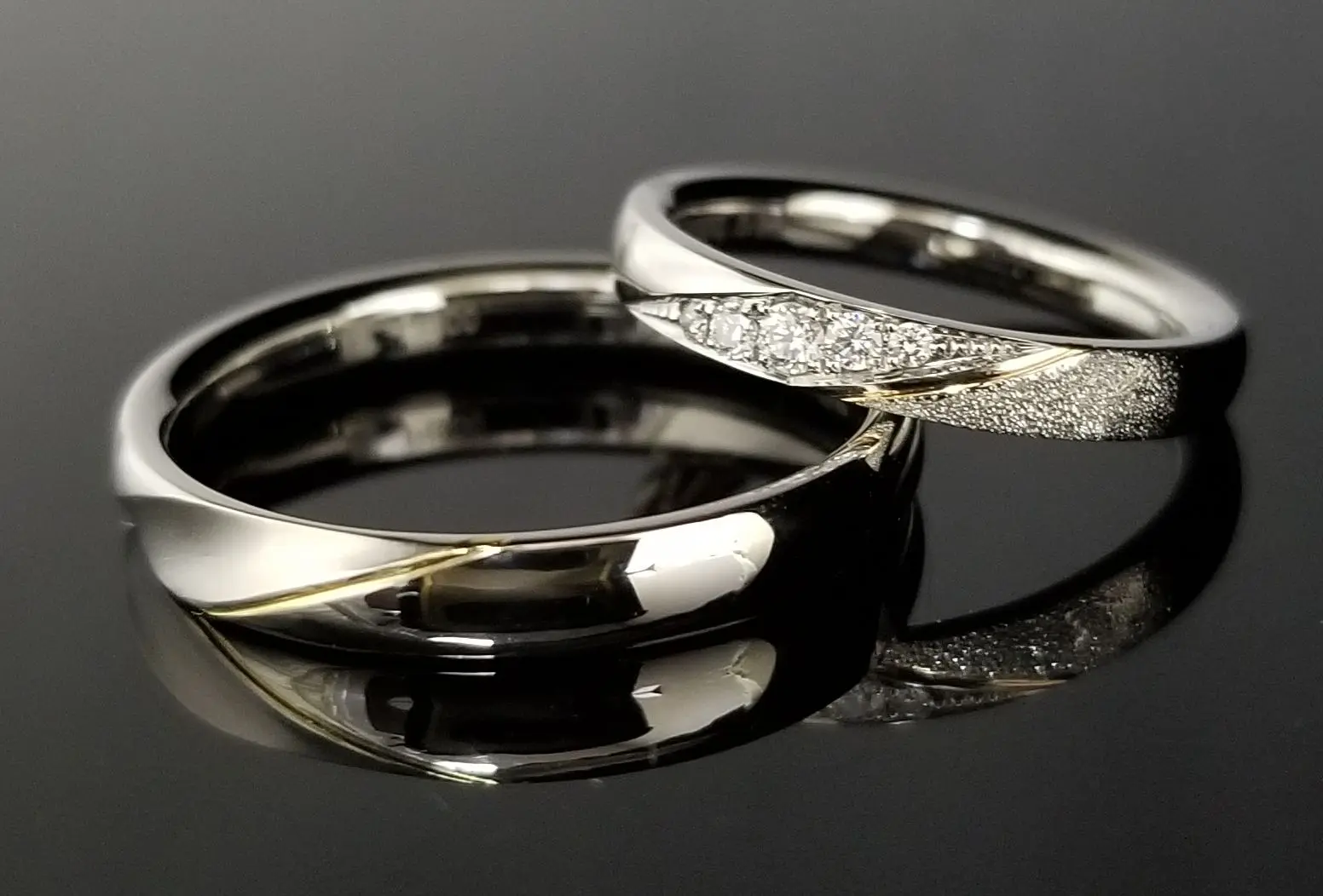 お揃いの金線でペア感を出した鍛造フルオーダーリング | 結婚