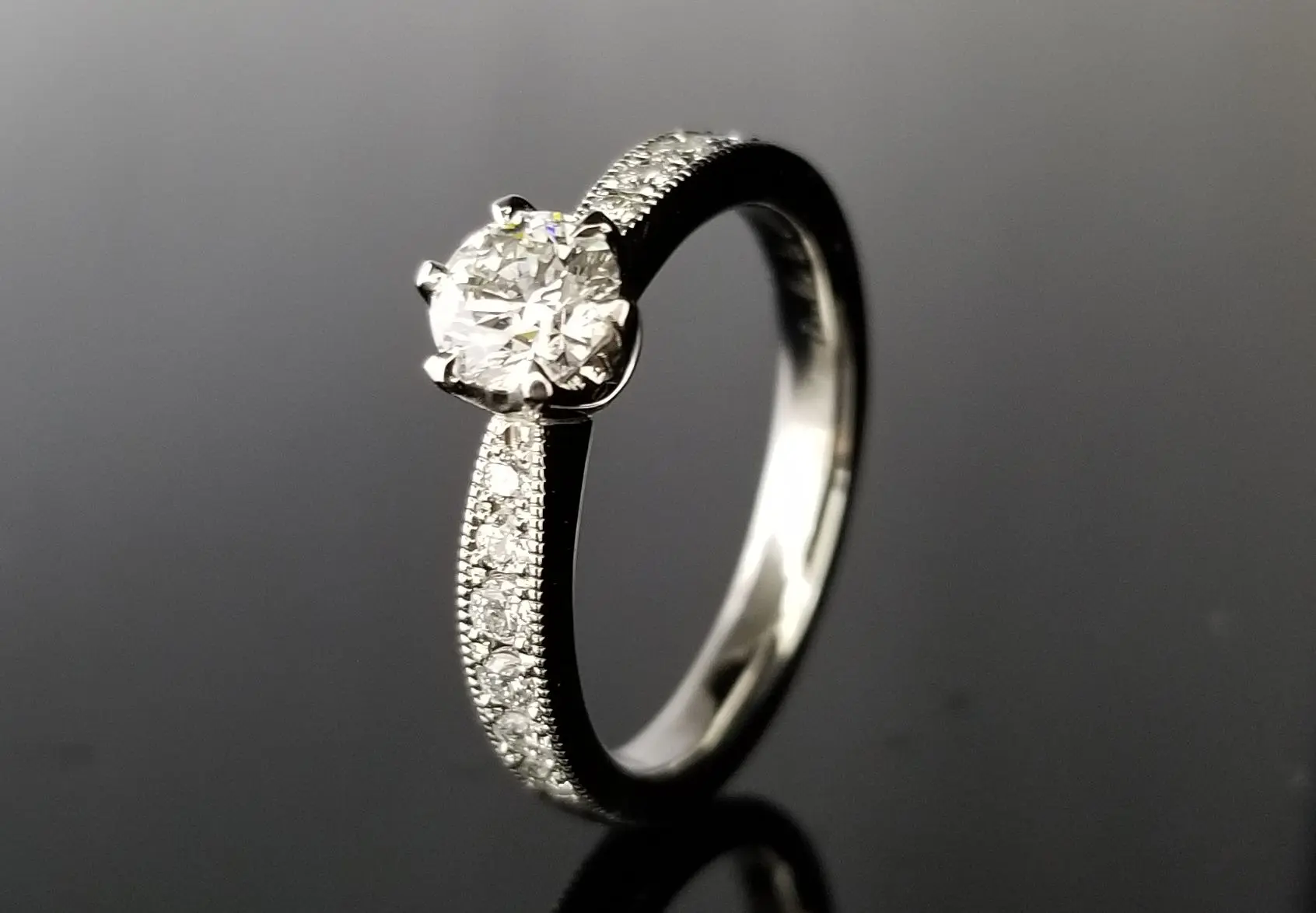 アンティーク調の華やかなご婚約指輪 | 結婚・婚約指輪の
