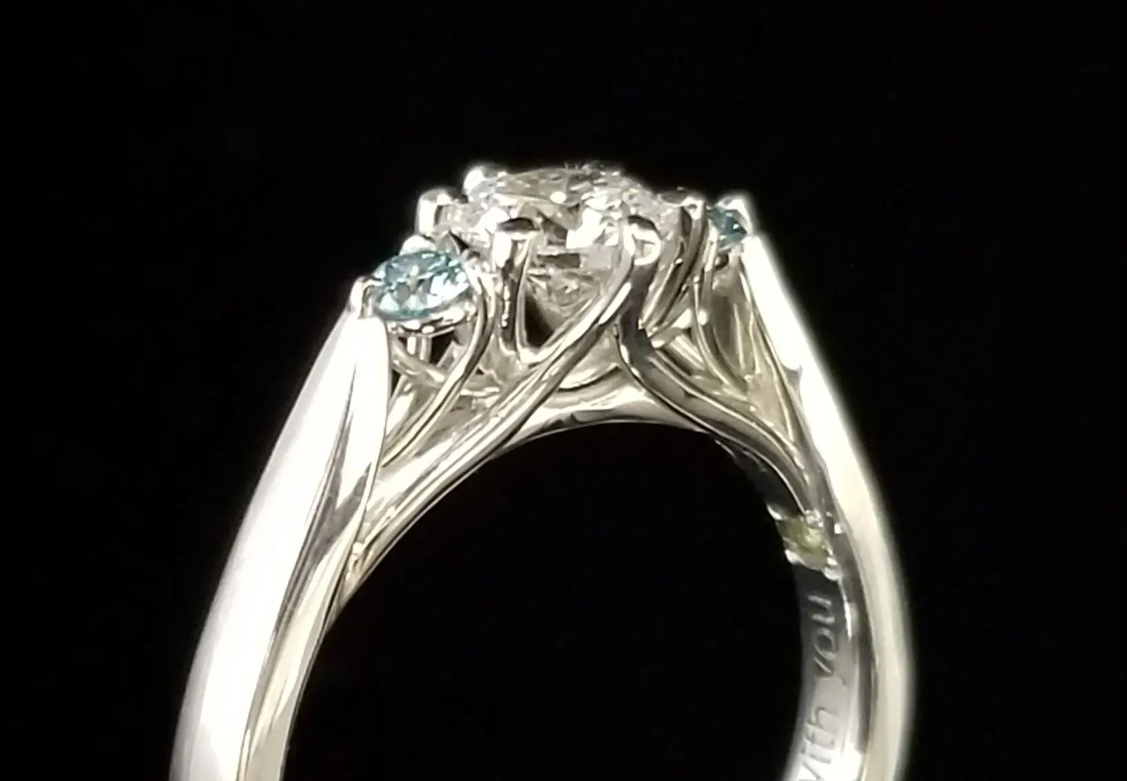 爽やかなアイスブルーが印象的な婚約指輪 | 結婚・婚約指輪の