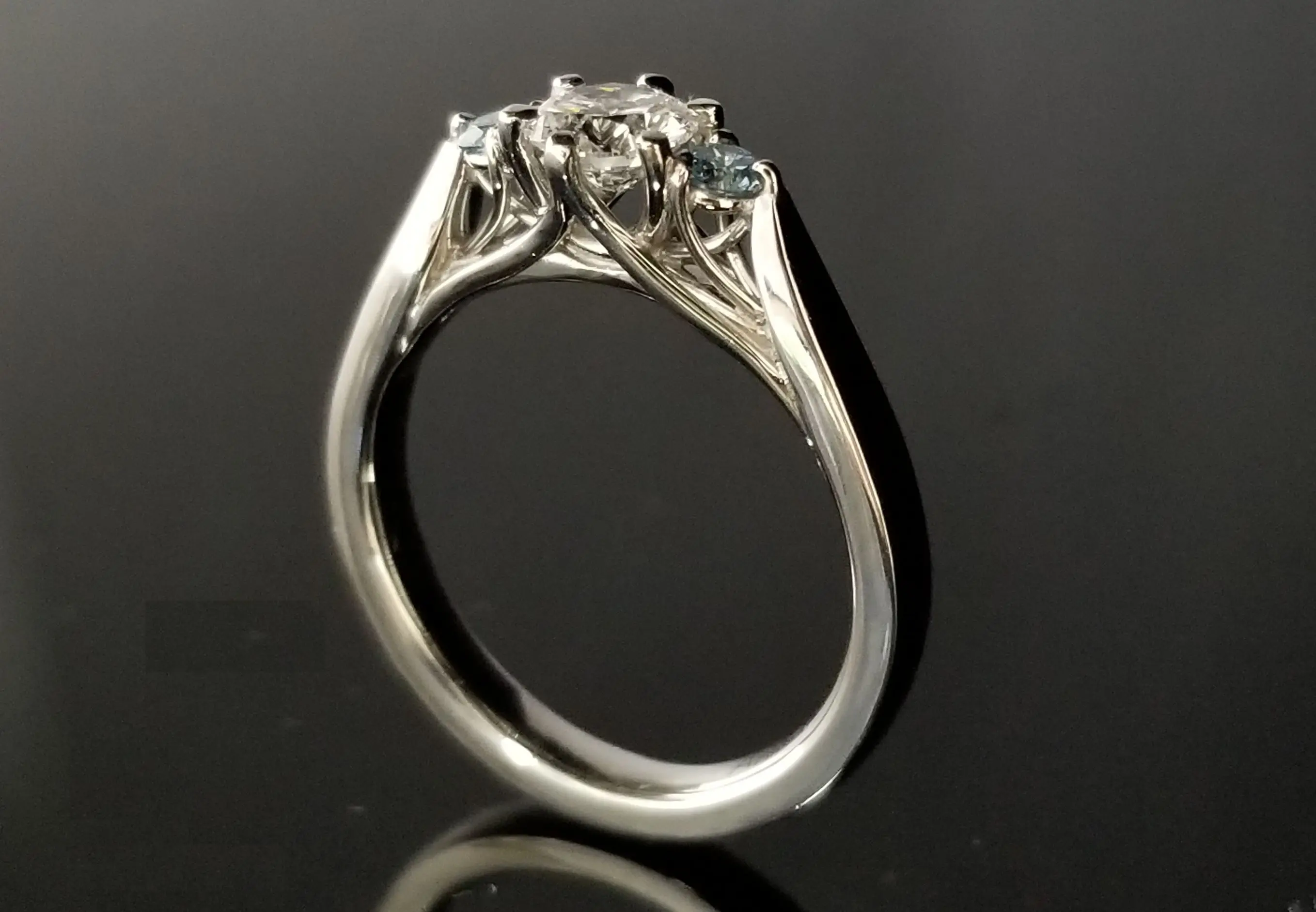 爽やかなアイスブルーが印象的な婚約指輪 | 結婚・婚約指輪の