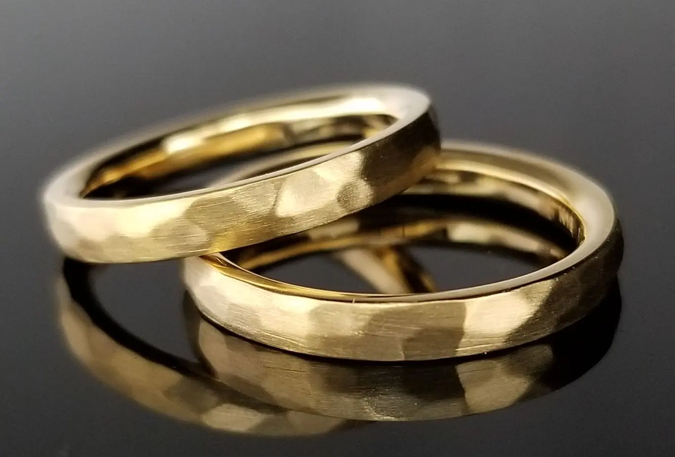 槌目とマット加工で上品な輝きをアンティーク調に | 結婚・婚約指輪の