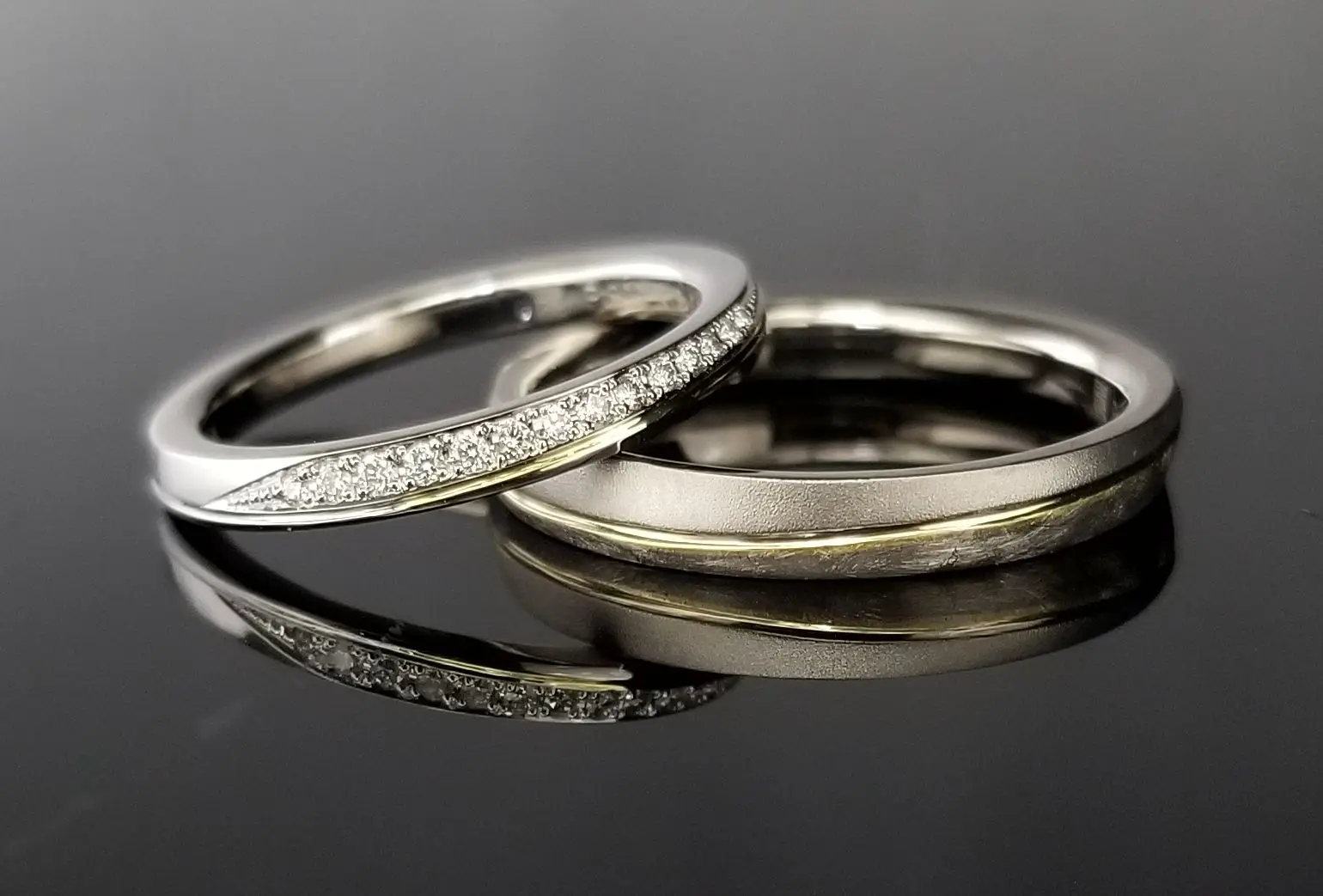 ゴールドのラインが美しいマリッジリング | 結婚・婚約指輪の