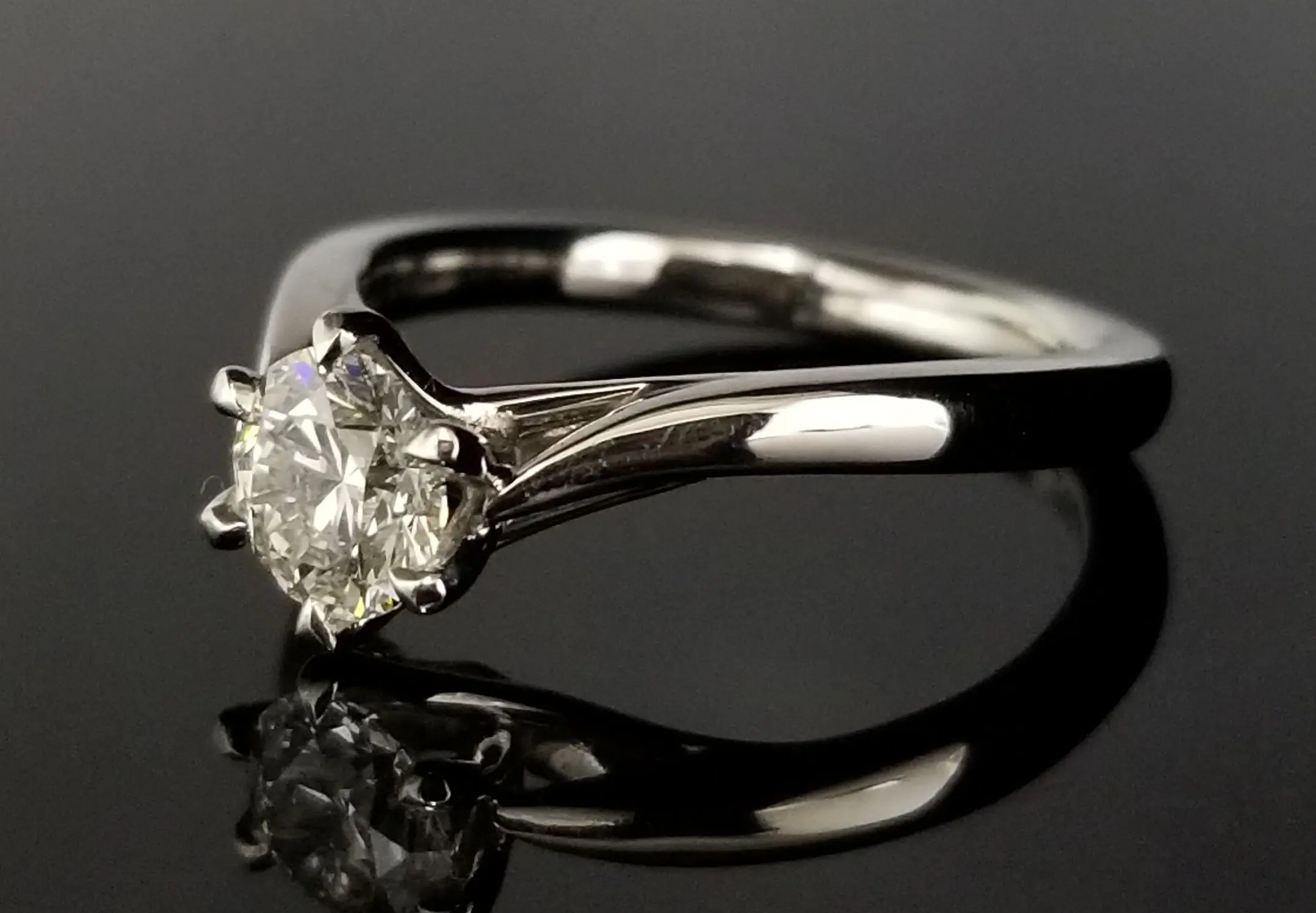 V字で正面からのフォルムが美しいご婚約指輪に。 | 結婚・婚約