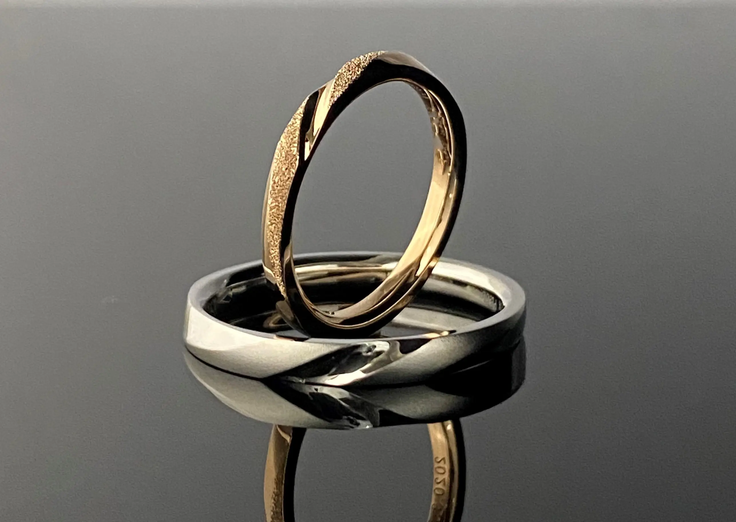 表面加工と鏡面の組み合わせがとても素敵なデザイン | 結婚・婚約指輪