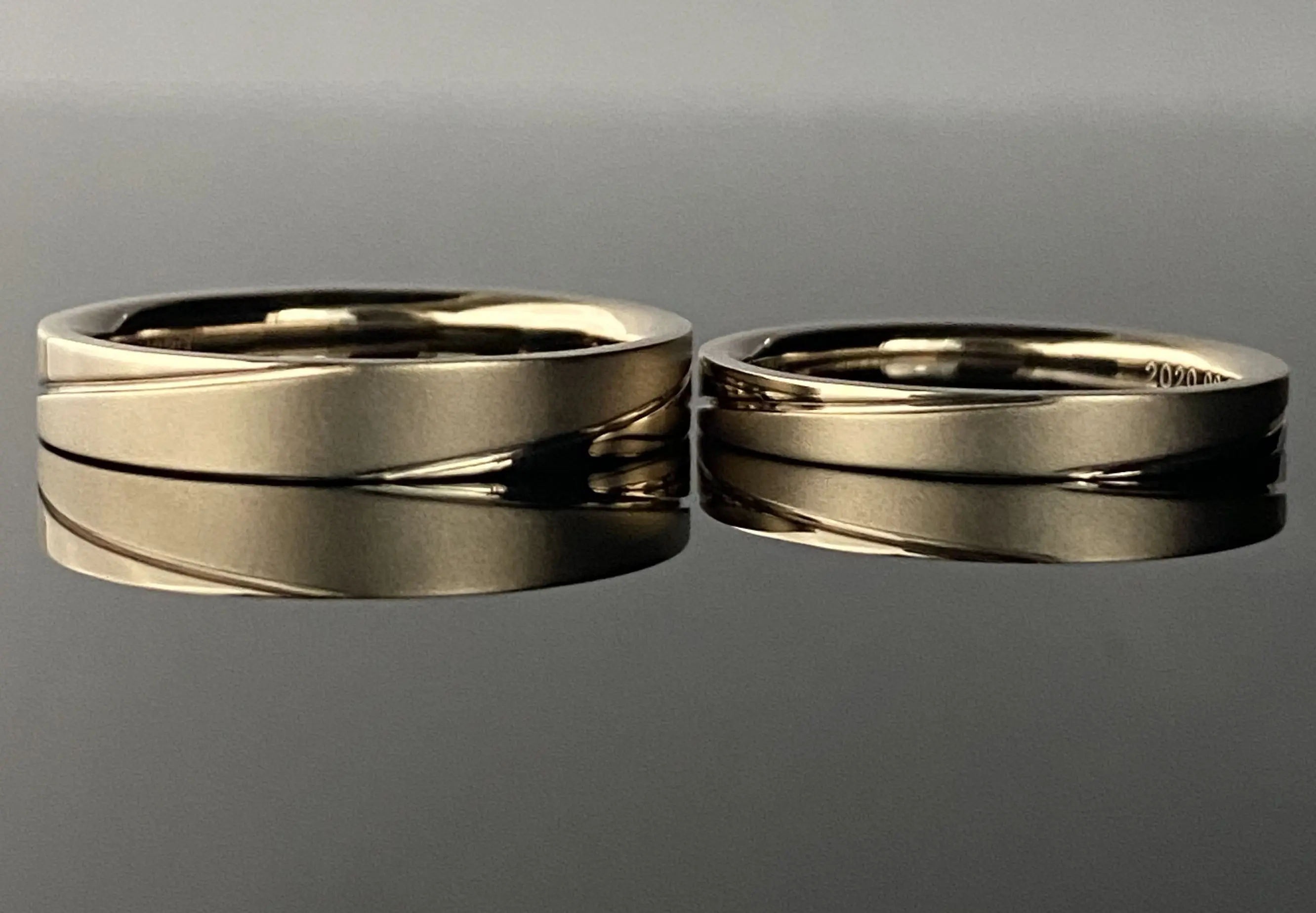 ライン加工でマットが際立つ鍛造マリッジリング | 結婚・婚約指輪の