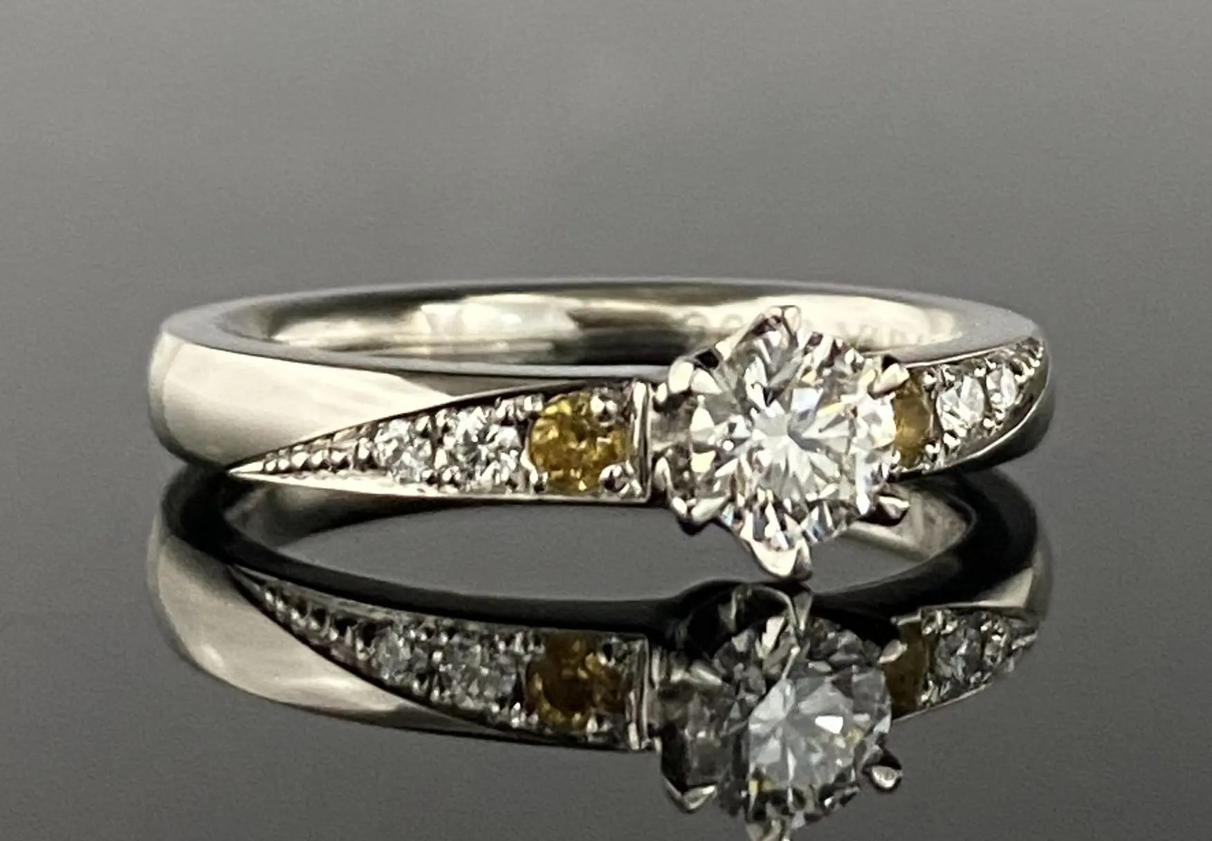 シトリンをサイドに入れた鍛造フルオーダーエンゲージリング | 結婚