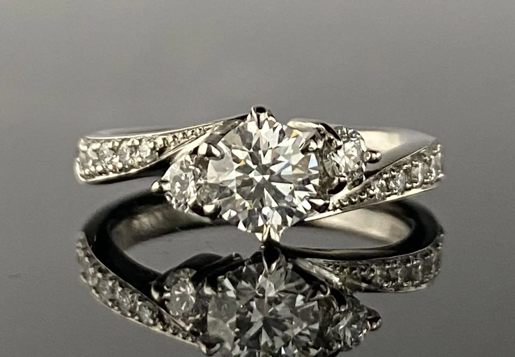 ダイヤモンドで華やかに仕上げた美しい鍛造エンゲージリング | 結婚 