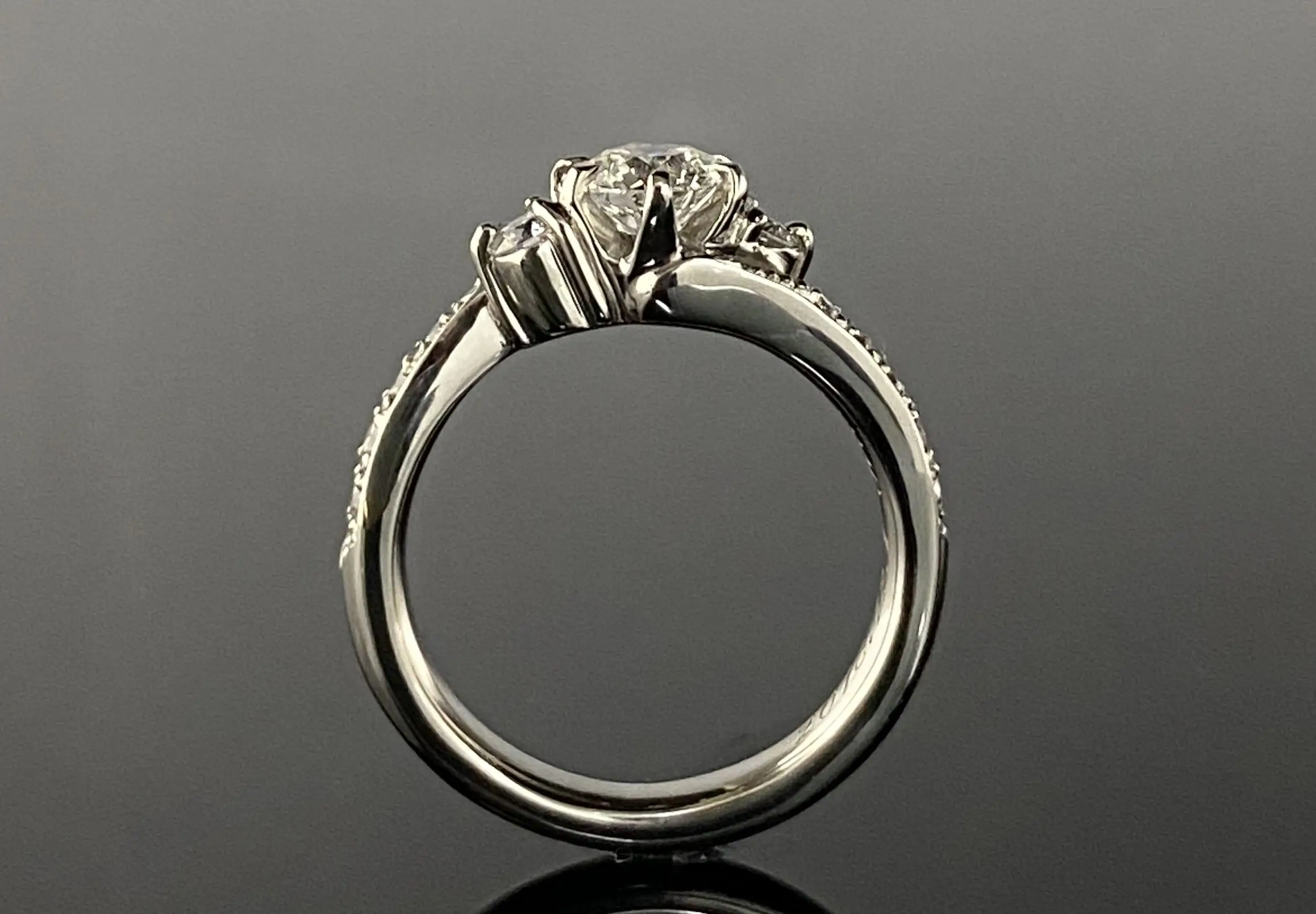 ダイヤモンドで華やかに仕上げた美しい鍛造エンゲージリング | 結婚 