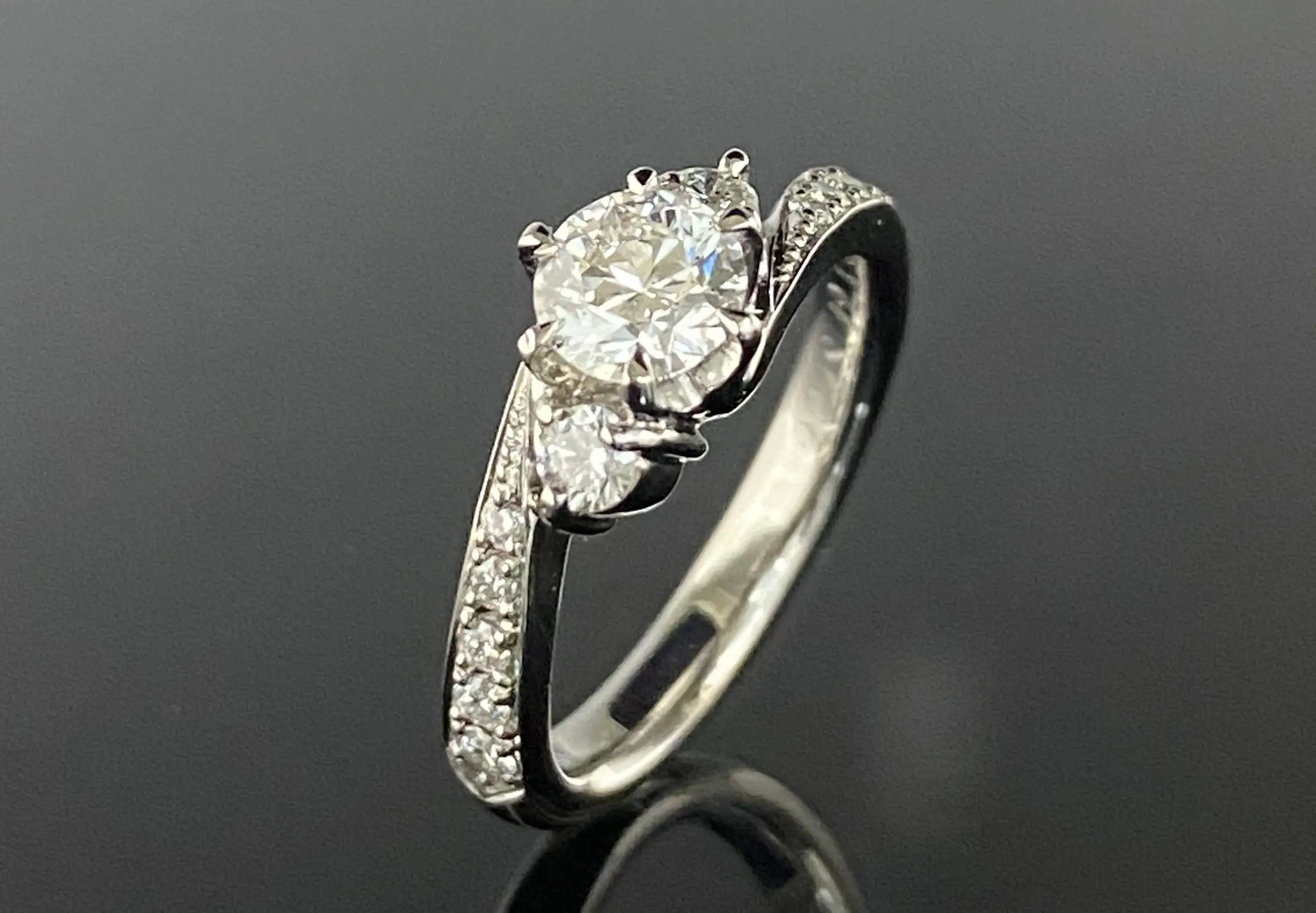 ダイヤモンドで華やかに仕上げた美しい鍛造エンゲージリング | 結婚 