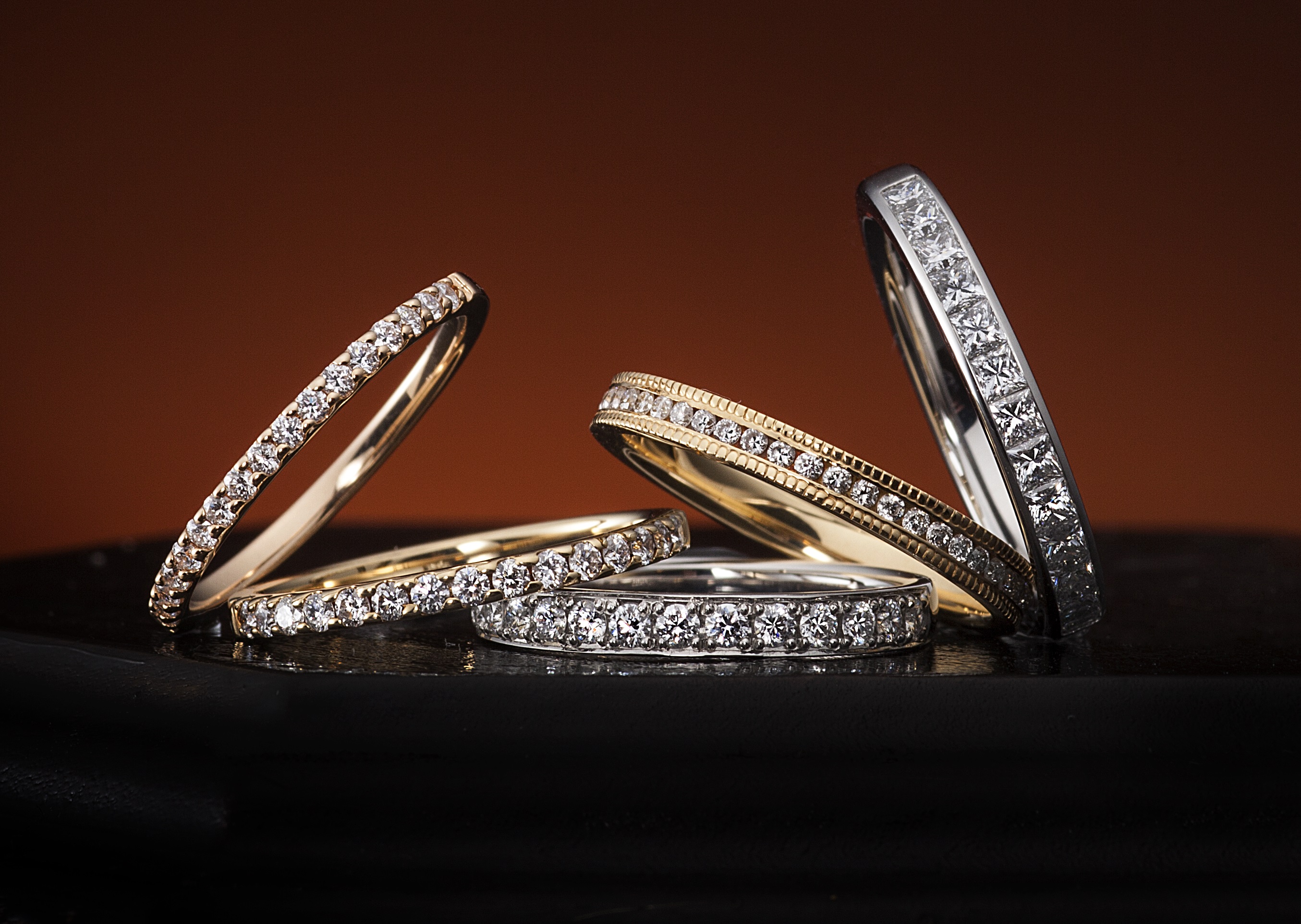 【結婚指輪・婚約指輪】華やかエタニティリングの意味と注意点は？のサムネイル