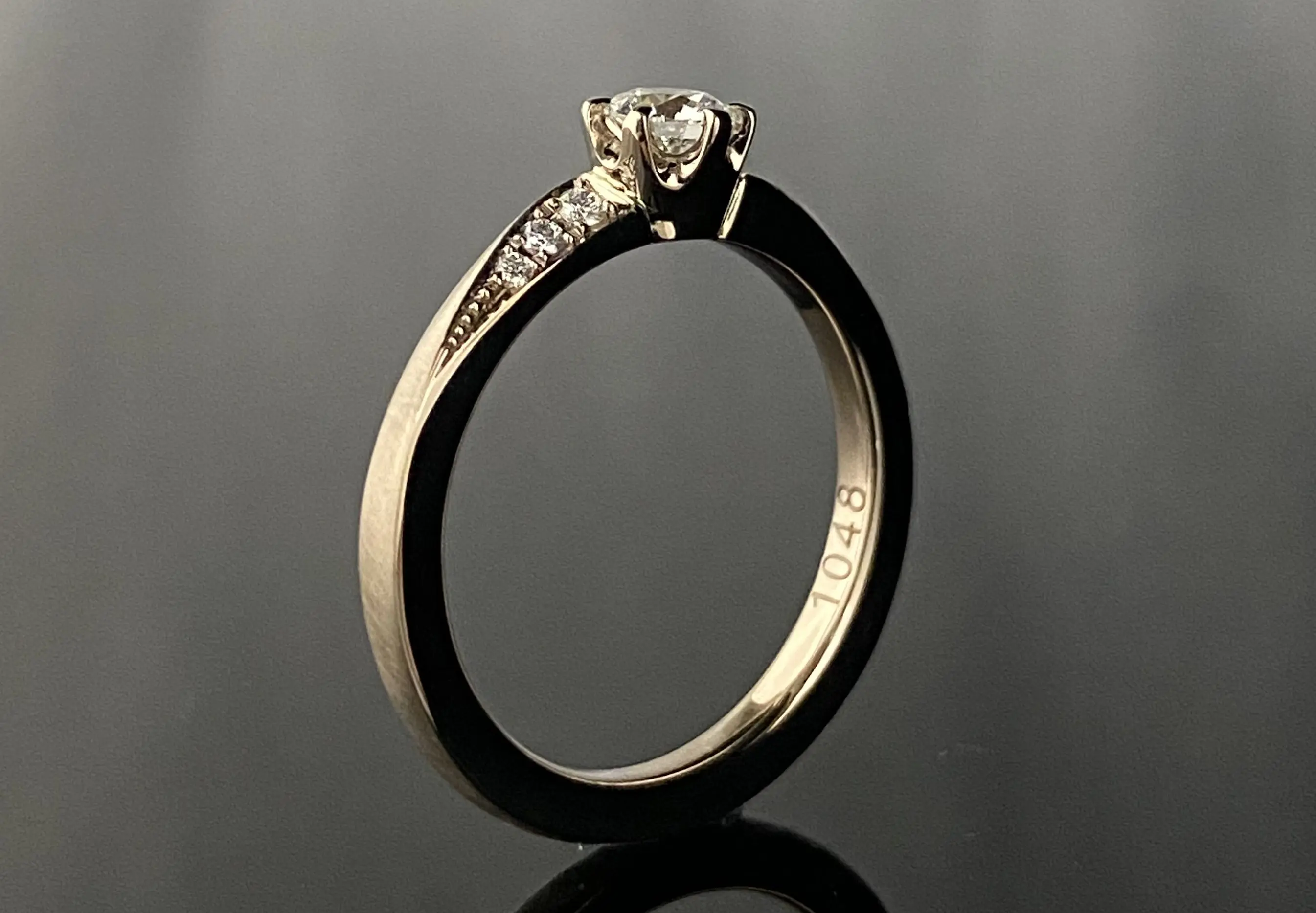 流れる様に留まるダイヤモンドが美しい鍛造ご婚約指輪 | 結婚・婚約 