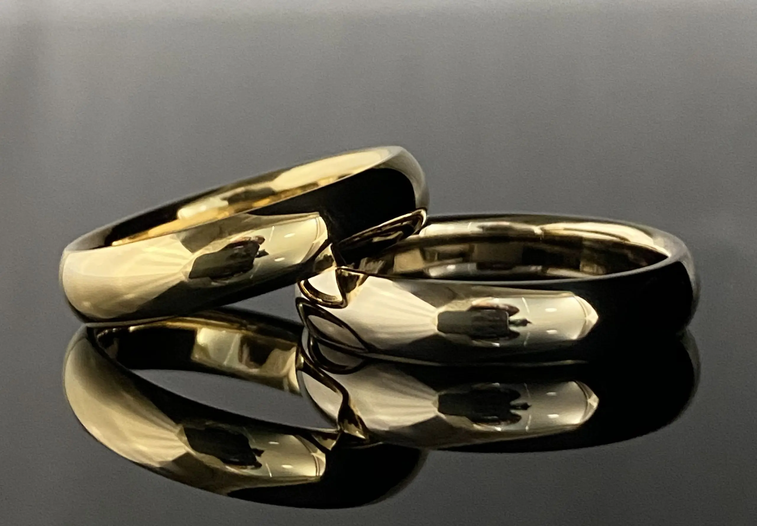 鏡面の輝きと美しい丸みが印象的な幅太鍛造リング | 結婚・婚約指輪の