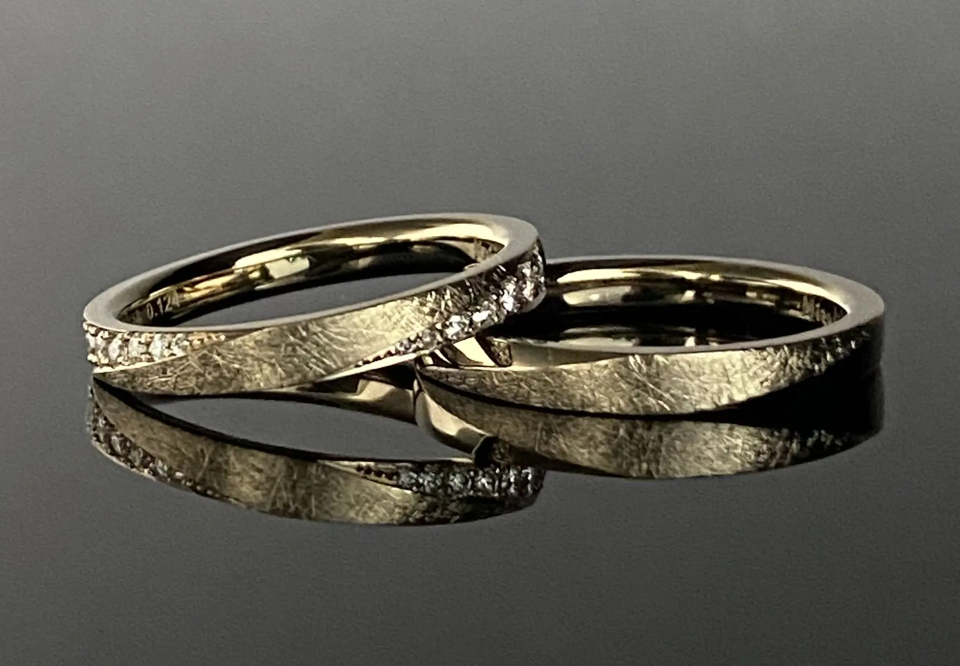 シャンパンゴールドと和紙加工が素敵な鍛造リング | 結婚・婚約指輪の