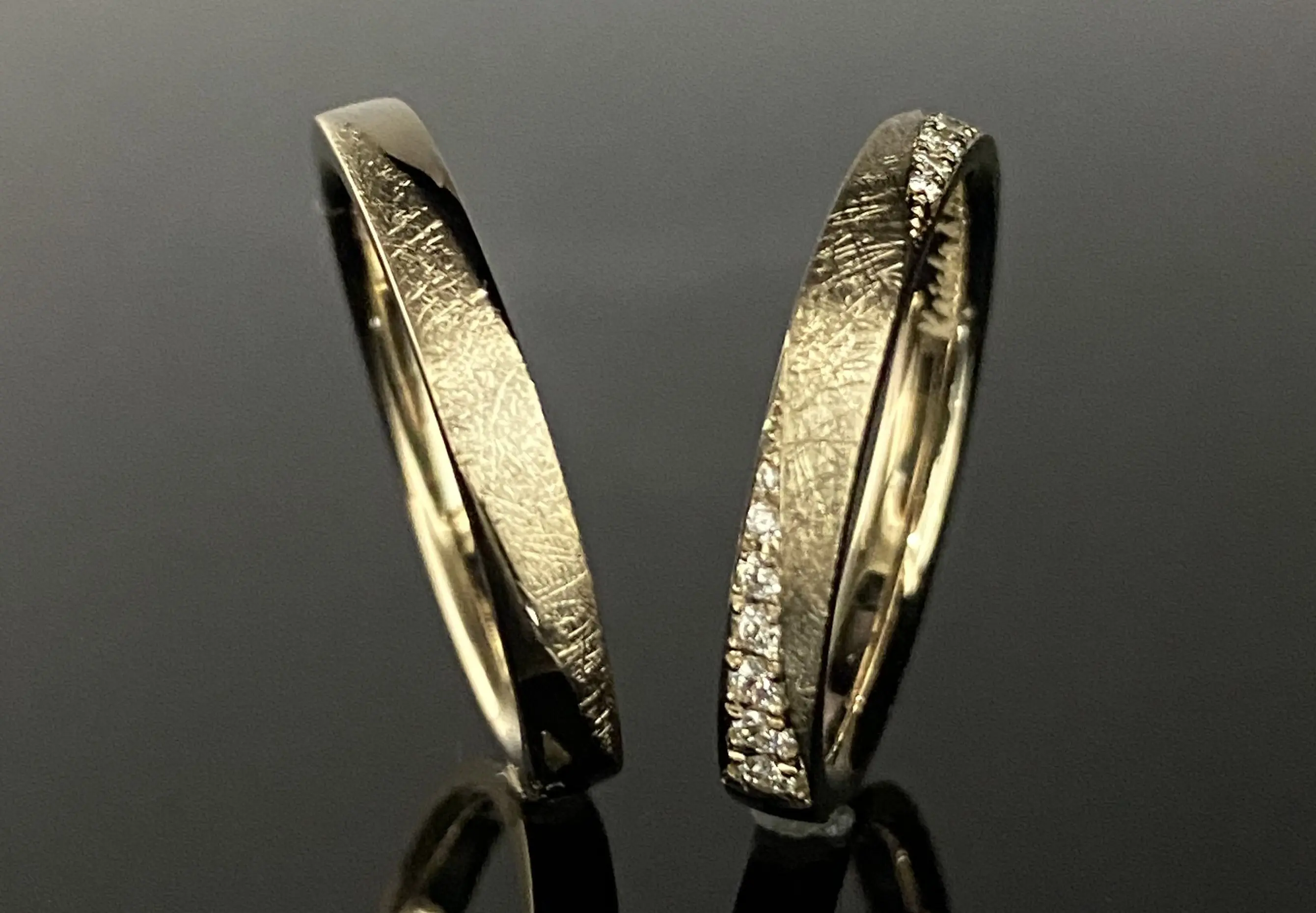 シャンパンゴールドと和紙加工が素敵な鍛造リング | 結婚・婚約