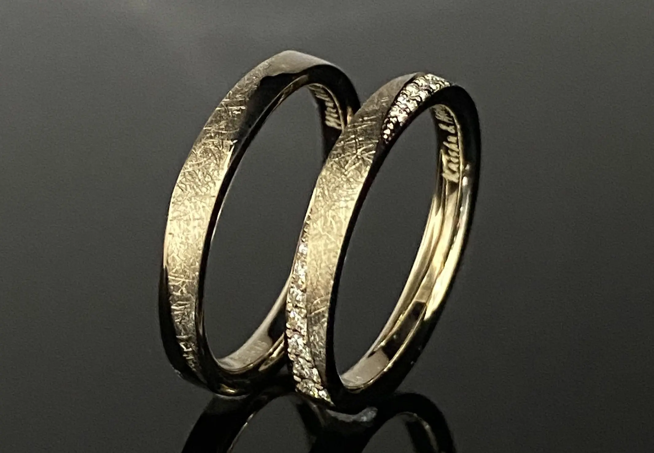 シャンパンゴールドと和紙加工が素敵な鍛造リング | 結婚・婚約指輪の