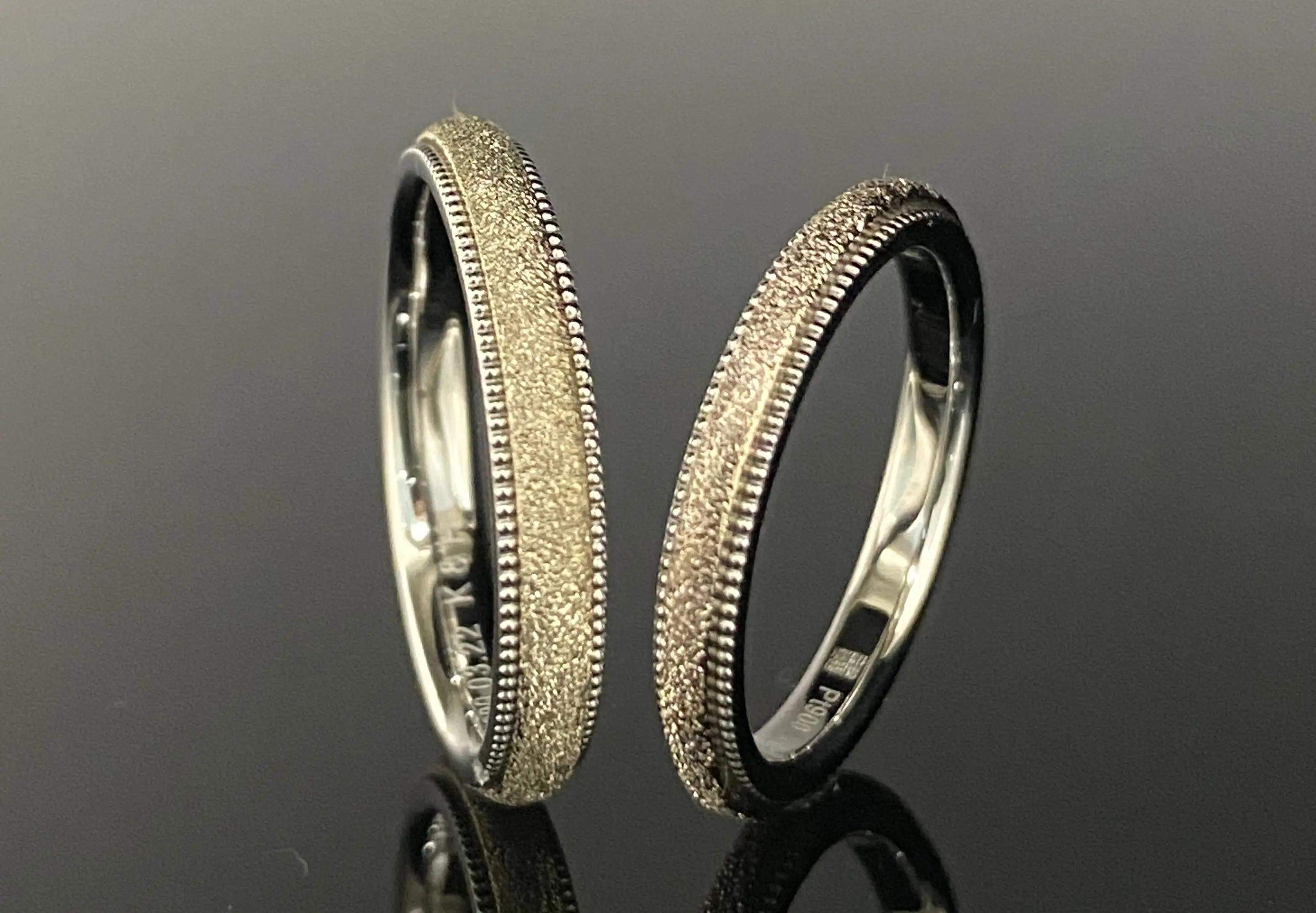 ゴールドが主役のスターダストが輝く鍛造リング | 結婚・婚約指輪の