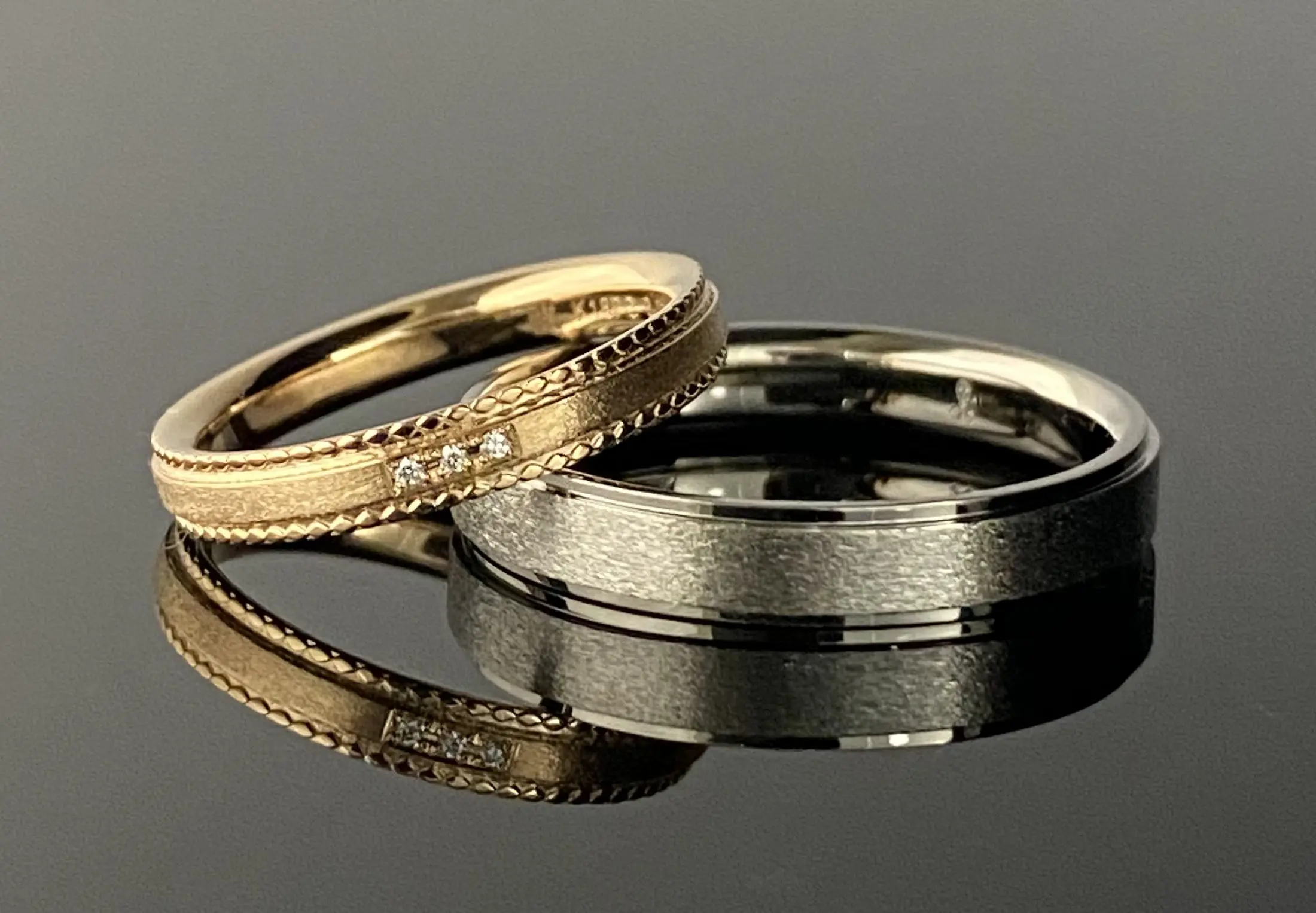 上下の雰囲気を合わせたスタイリッシュな平打鍛造リング | 結婚・婚約