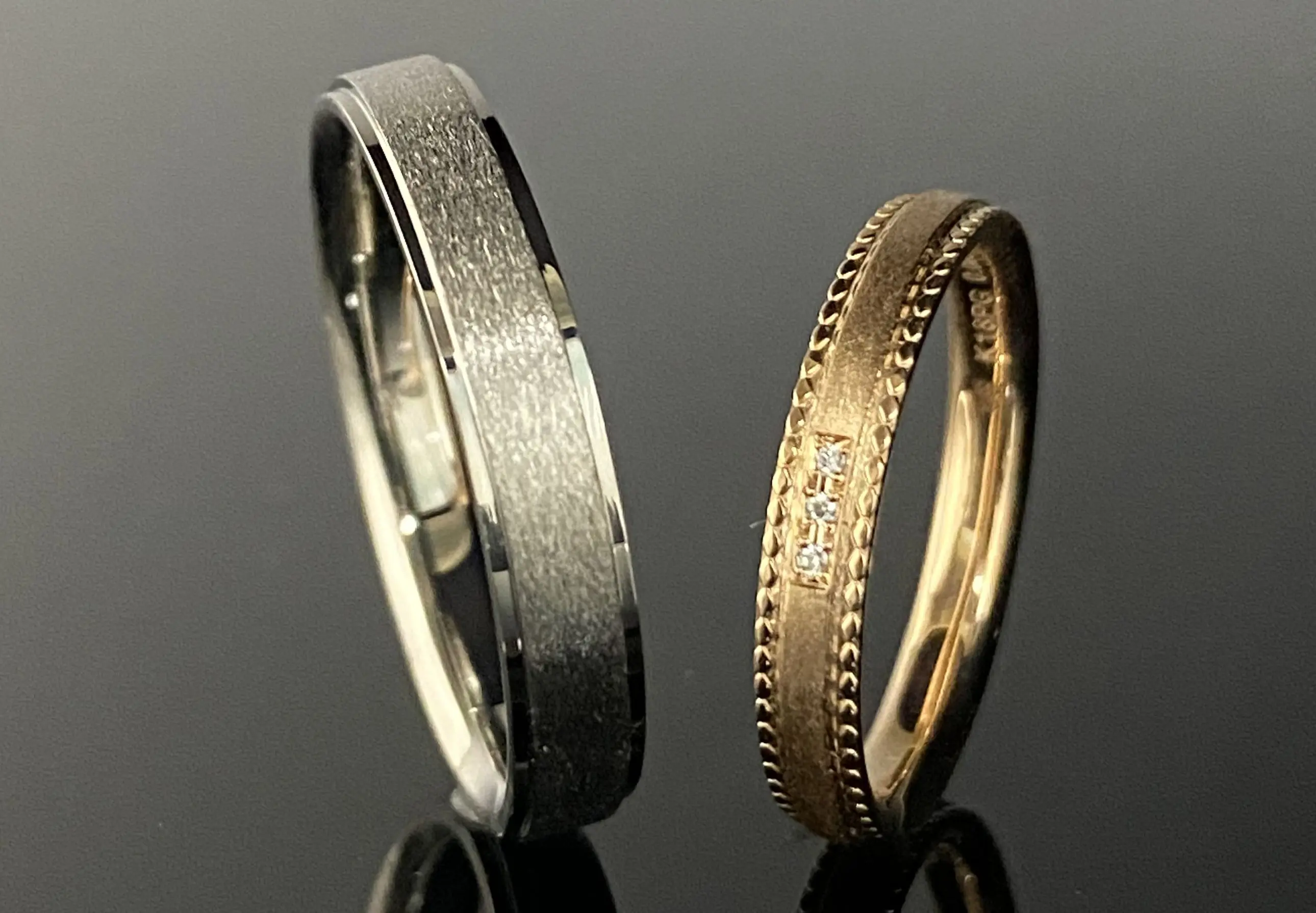 上下の雰囲気を合わせたスタイリッシュな平打鍛造リング | 結婚