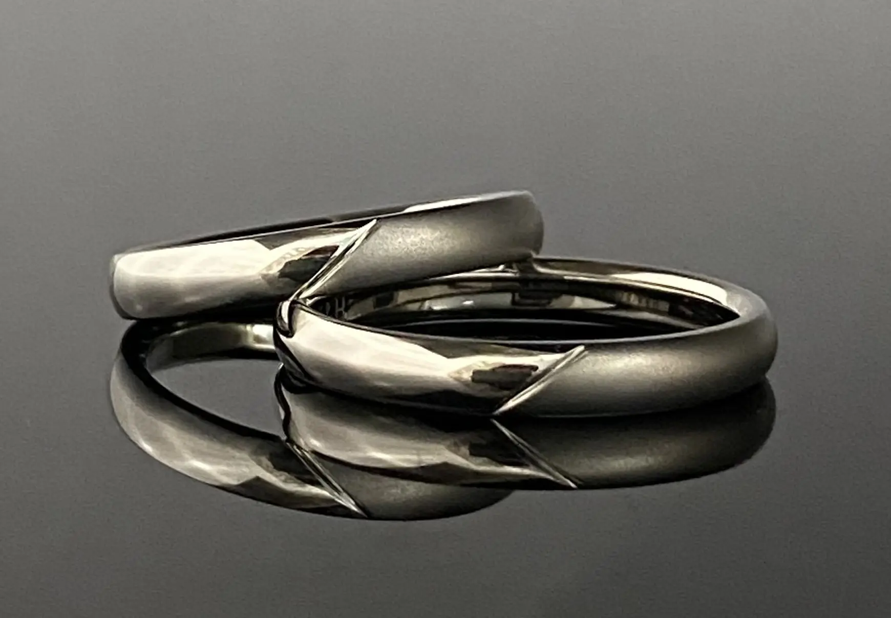 でも重ねづけにも可愛いです!!★18金プレーンリング、マット加工★ 1本でも重ねづけにも可愛いです!!☆18金プレーンリング、マット加工