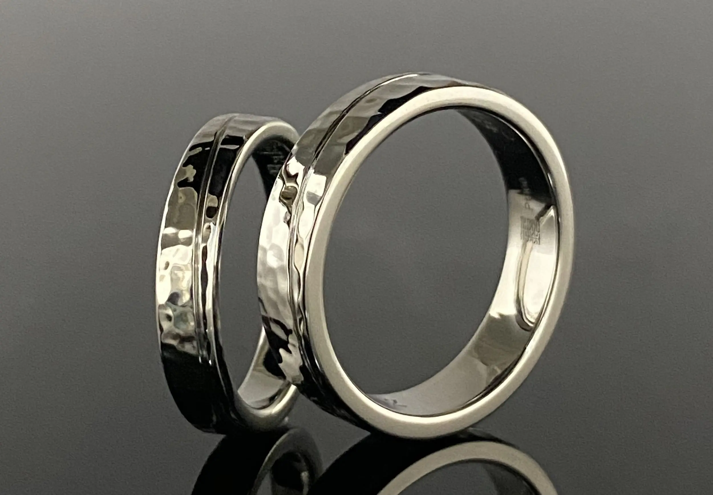 槌目加工とライン加工でお洒落な鍛造オーダーメイドリング | 結婚 