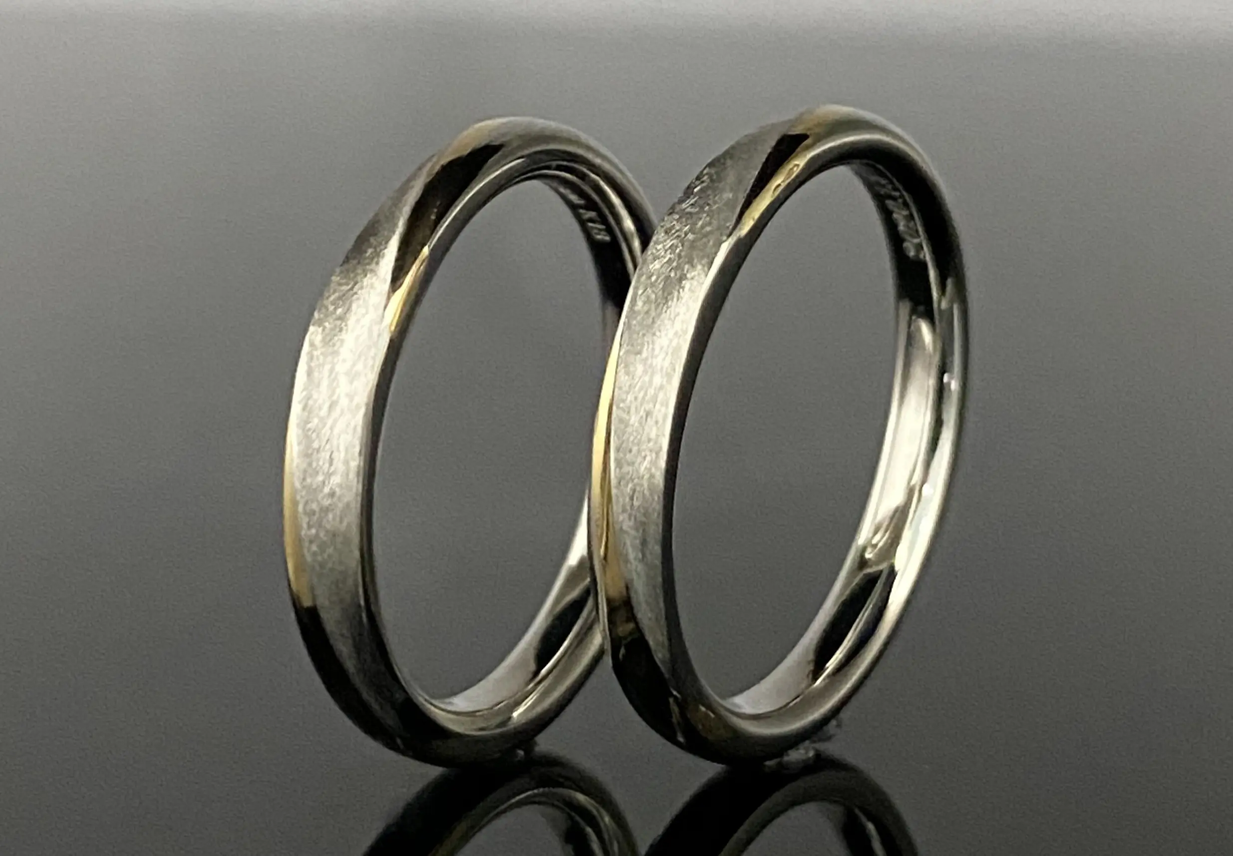 太めの金線とえぐり加工で、趣のある美しい鍛造指輪 | 結婚